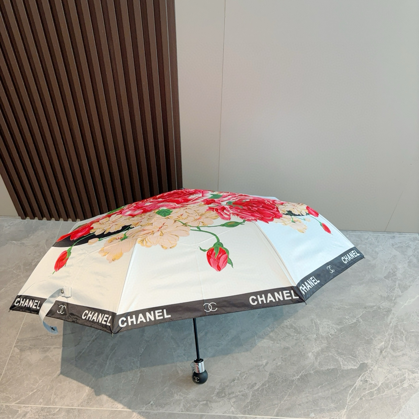  CHANEL（香奈儿）三折自动折叠晴雨伞 集合香奈儿灵魂LOGO为一体的设计风格高雅奢华 带在身上带来