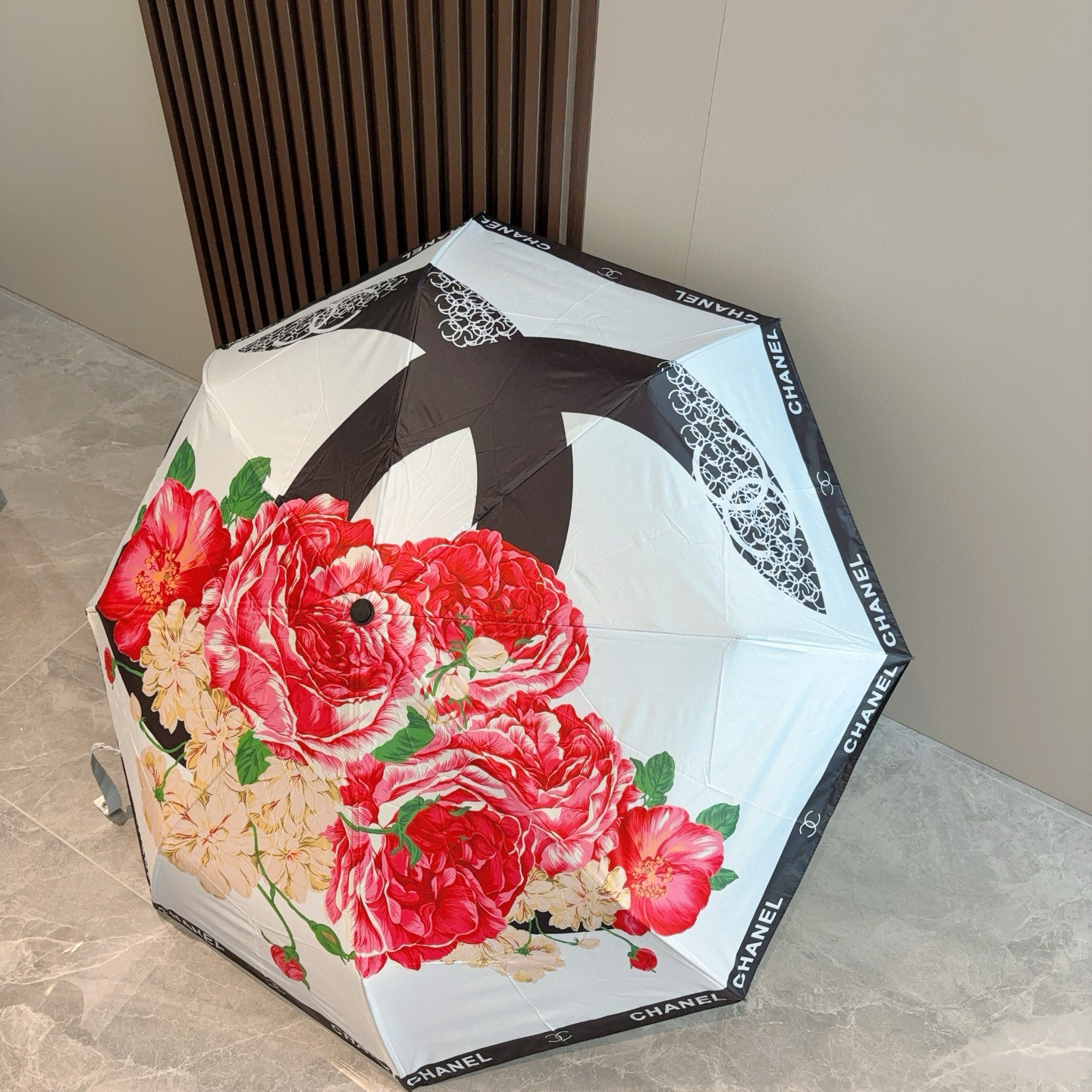  CHANEL（香奈儿）三折自动折叠晴雨伞 集合香奈儿灵魂LOGO为一体的设计风格高雅奢华 带在身上带来