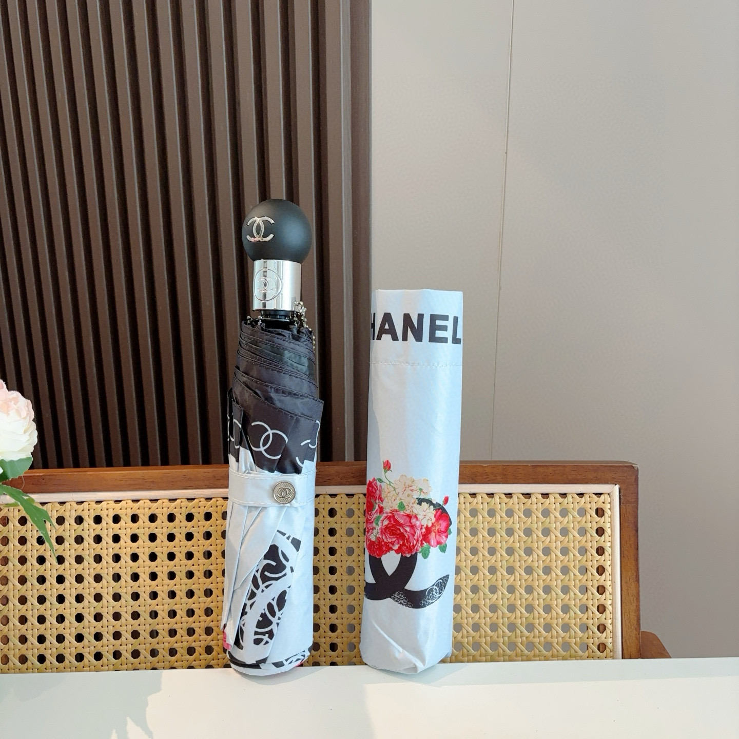  CHANEL（香奈儿）三折自动折叠晴雨伞 集合香奈儿灵魂LOGO为一体的设计风格高雅奢华 带在身上带来