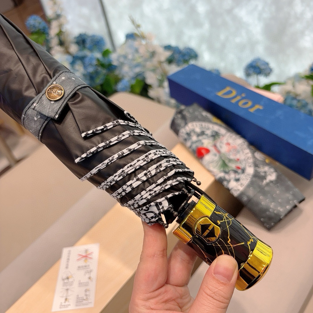   DIOR（迪奥） 三折自动折叠晴雨伞  时尚原单代工品质 细节精致 看得见的品质 打破一成不变 色泽