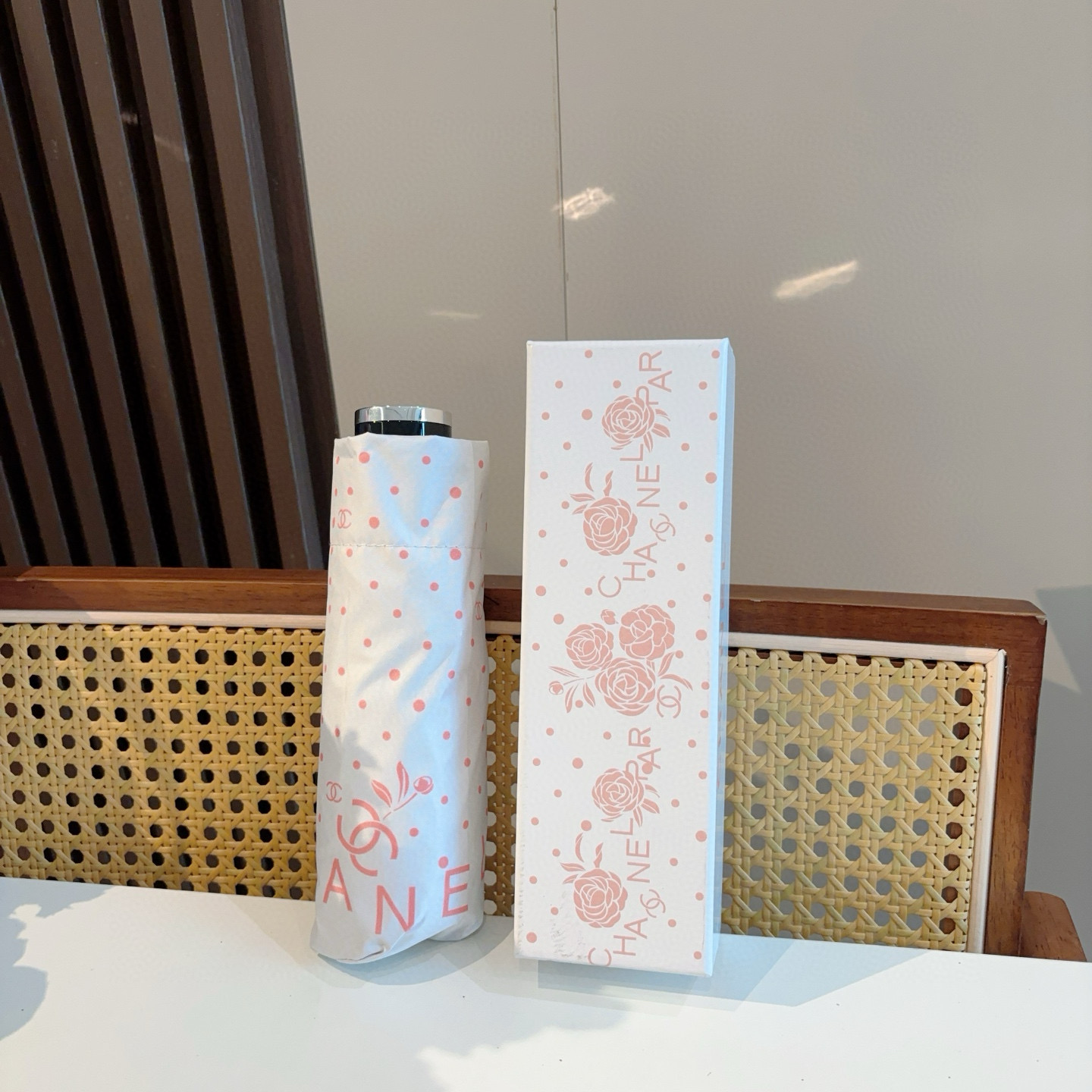  CHANEL（香奈儿）五折手动折叠晴雨伞 选用台湾进口UV防紫外线伞布 原单代工级品质  🌹