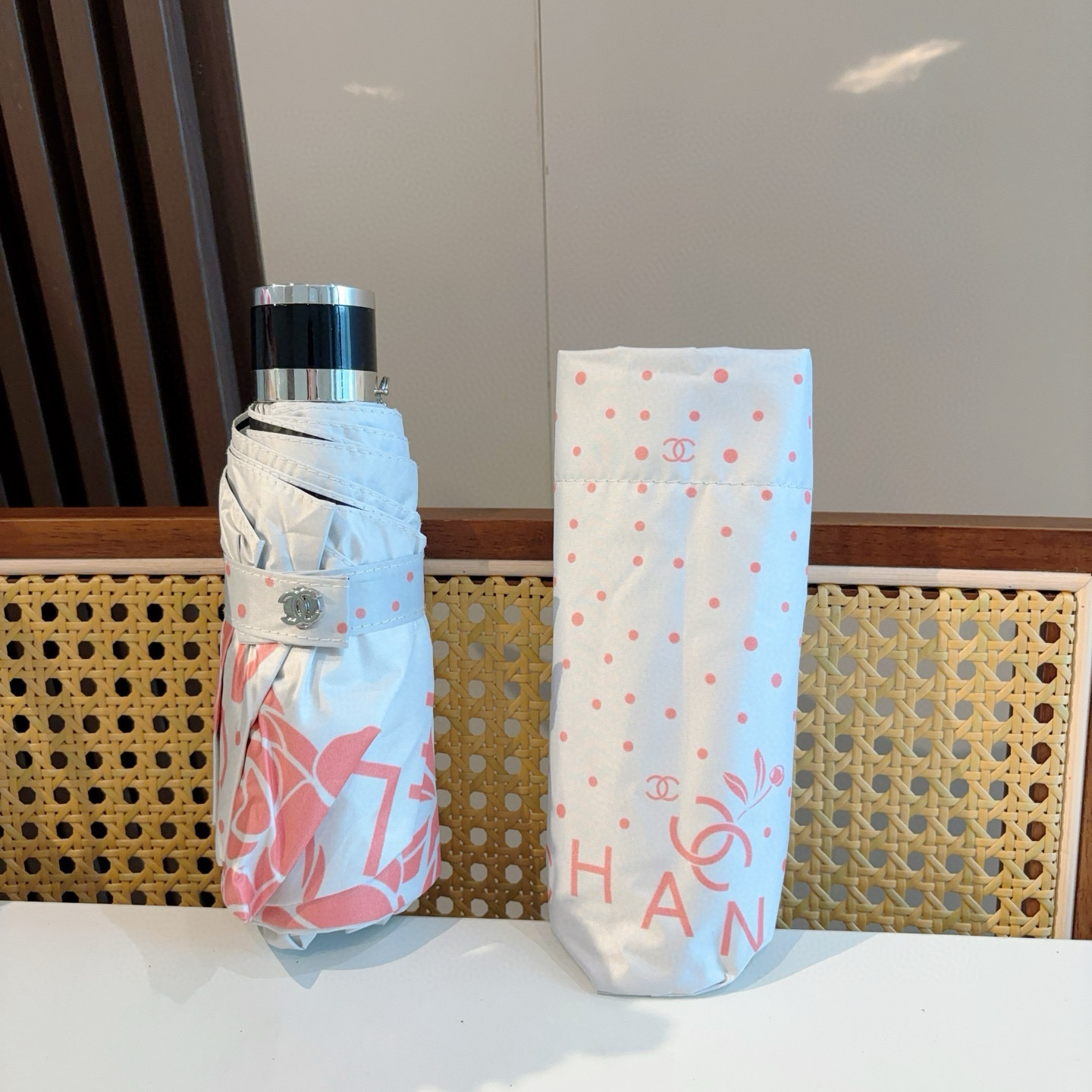  CHANEL（香奈儿）五折手动折叠晴雨伞 选用台湾进口UV防紫外线伞布 原单代工级品质  🌹