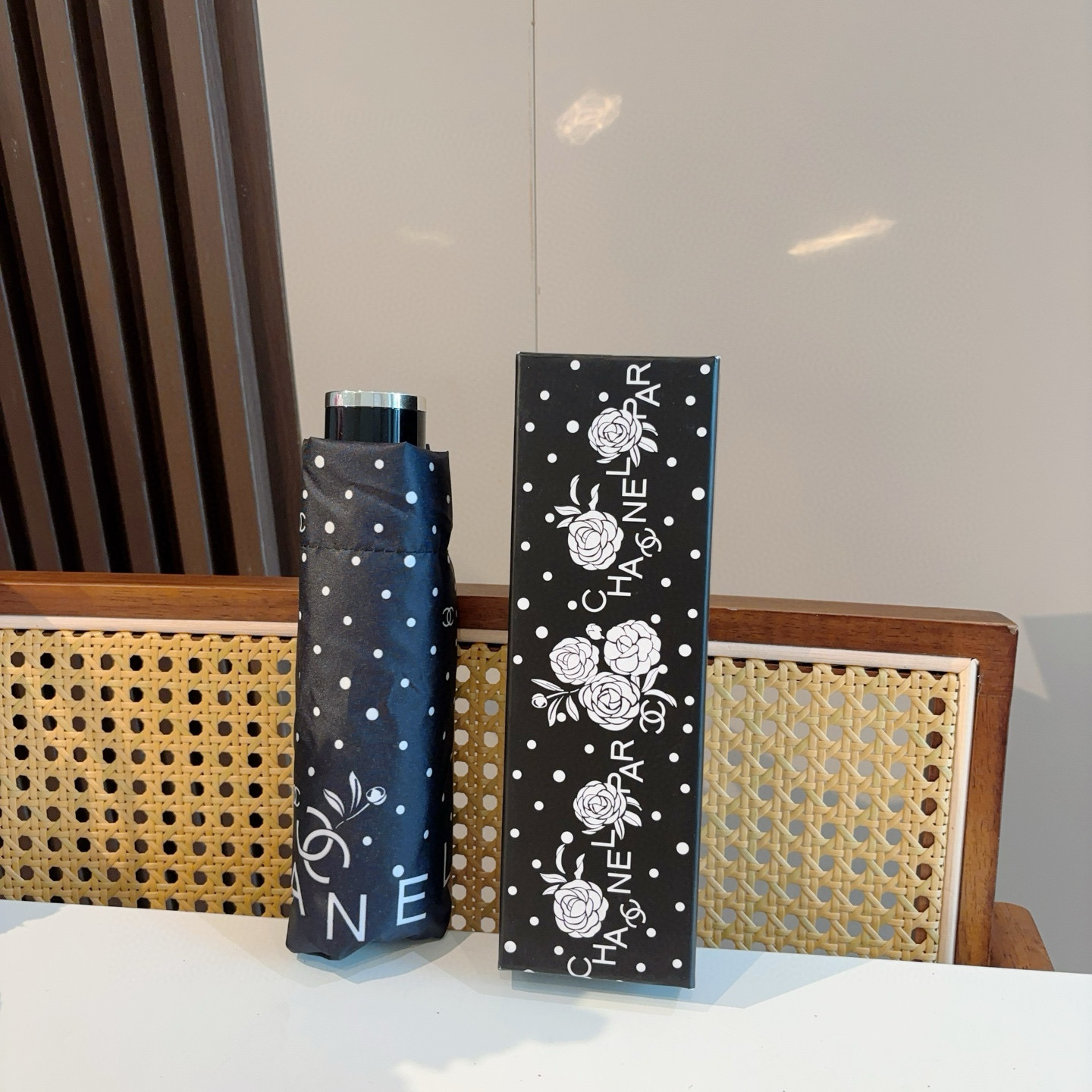  CHANEL（香奈儿）五折手动折叠晴雨伞 选用台湾进口UV防紫外线伞布 原单代工级品质  🌹