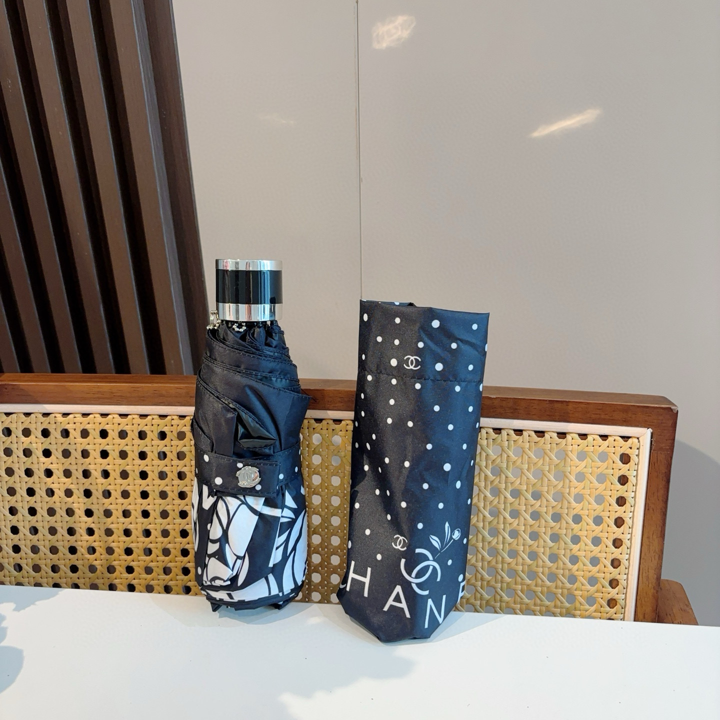  CHANEL（香奈儿）五折手动折叠晴雨伞 选用台湾进口UV防紫外线伞布 原单代工级品质  🌹