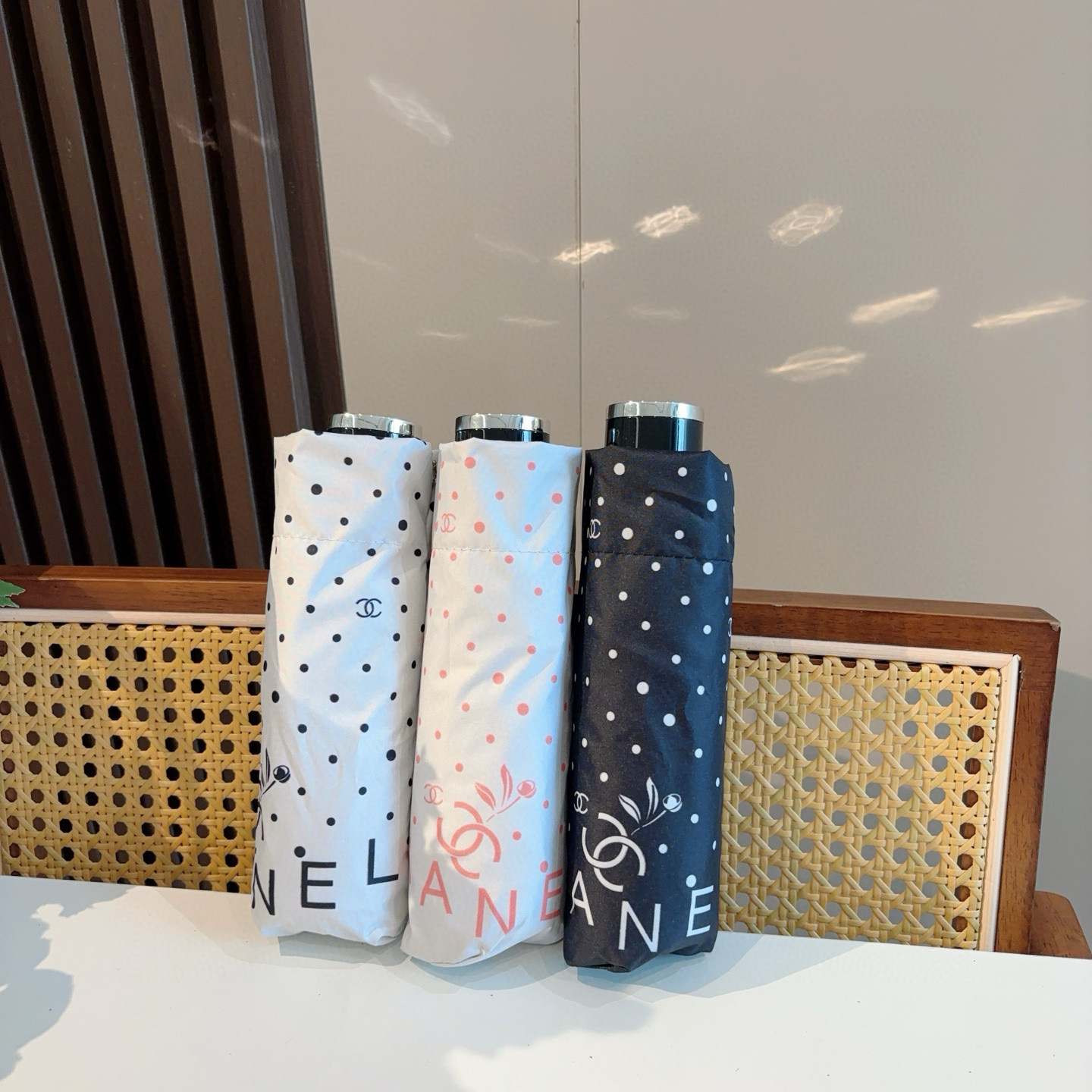  CHANEL（香奈儿）五折手动折叠晴雨伞 选用台湾进口UV防紫外线伞布 原单代工级品质  🌹