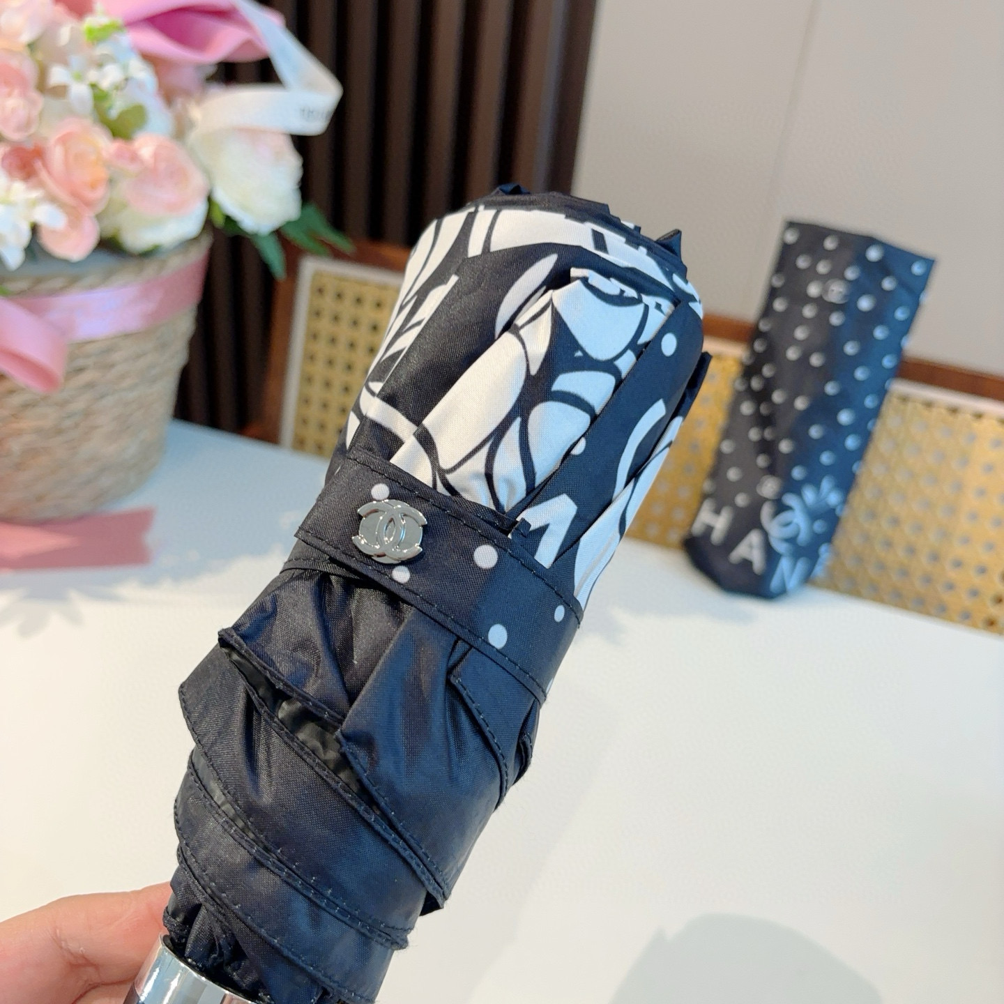  CHANEL（香奈儿）五折手动折叠晴雨伞 选用台湾进口UV防紫外线伞布 原单代工级品质  🌹