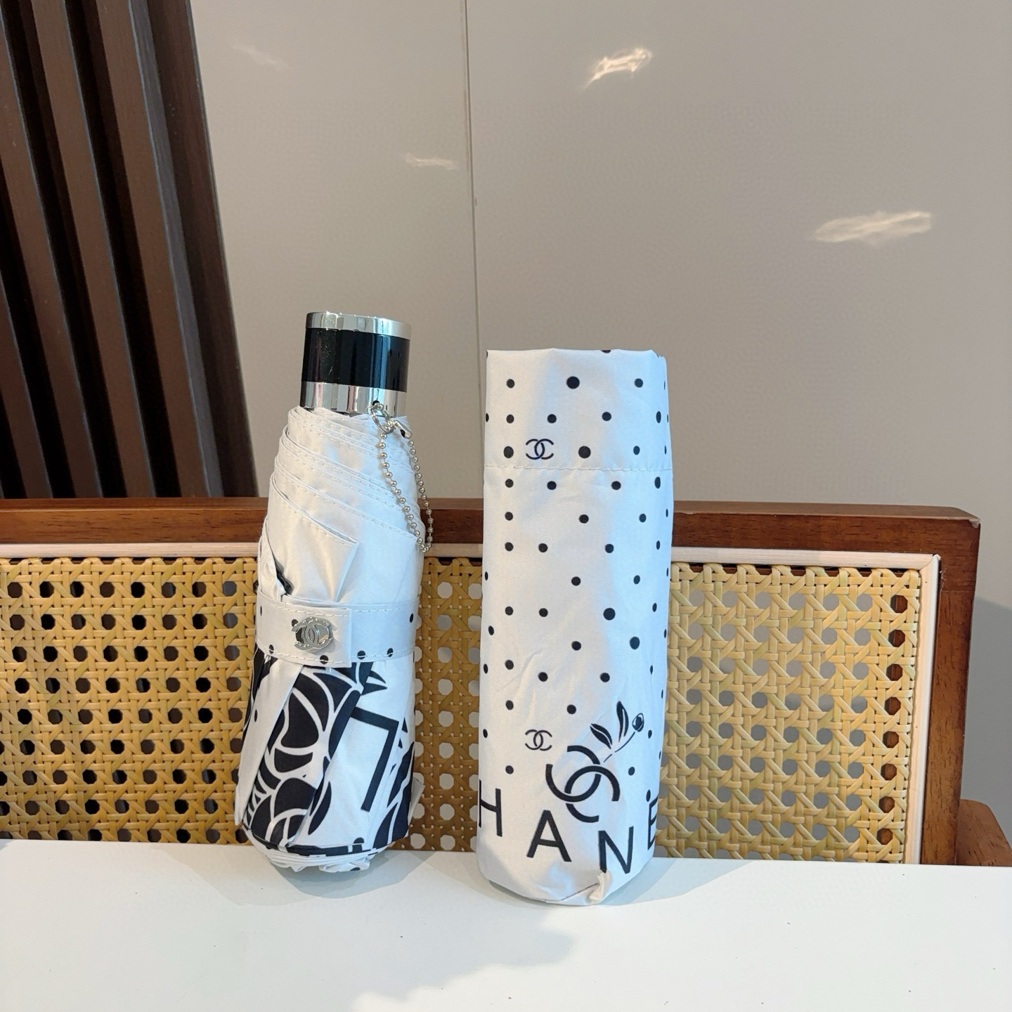  CHANEL（香奈儿）五折手动折叠晴雨伞 选用台湾进口UV防紫外线伞布 原单代工级品质  🌹