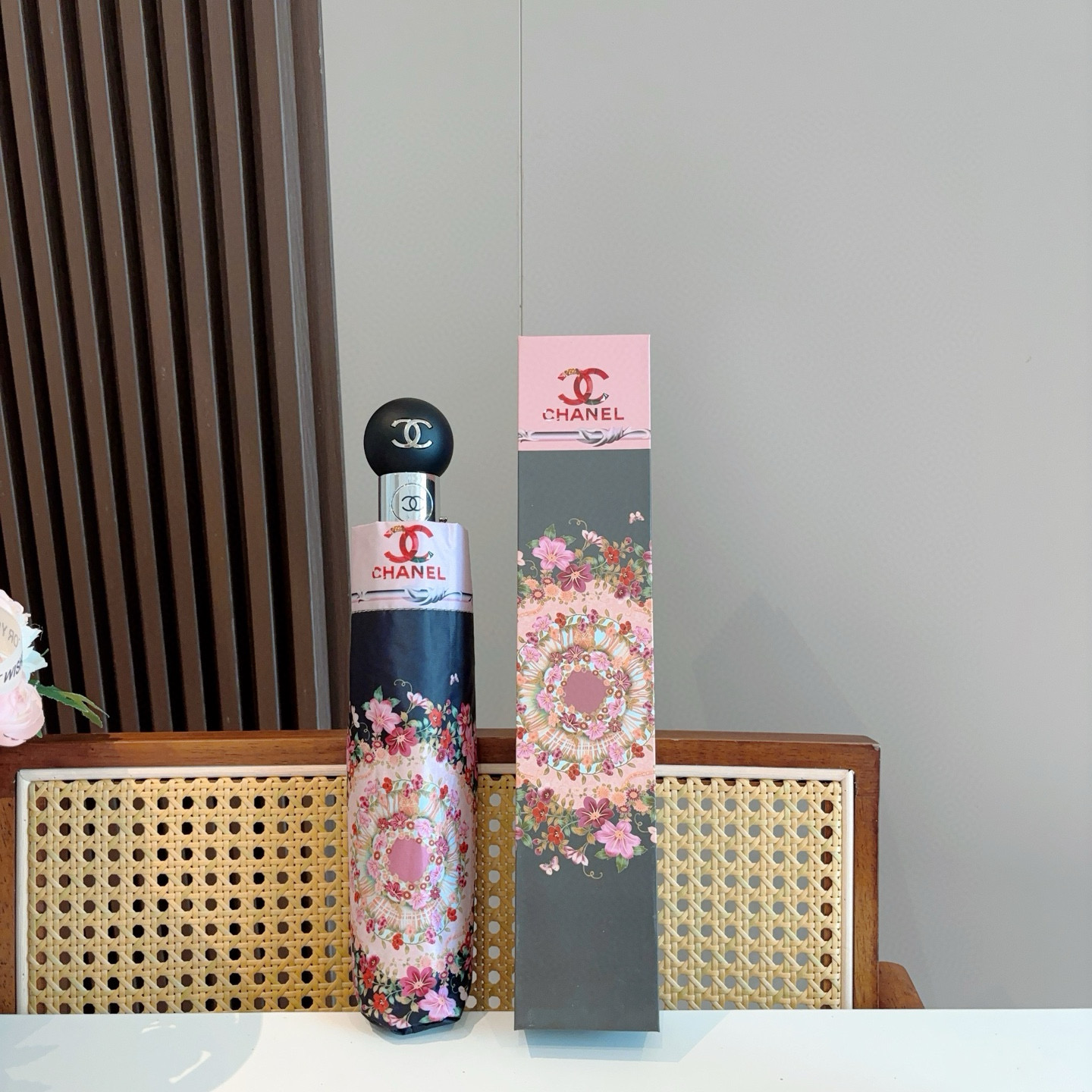 CHANEL（香奈儿）三折手开折叠晴雨伞 做工精细 气质 时尚 炒鸡好看！防紫外线 人手必备 ！