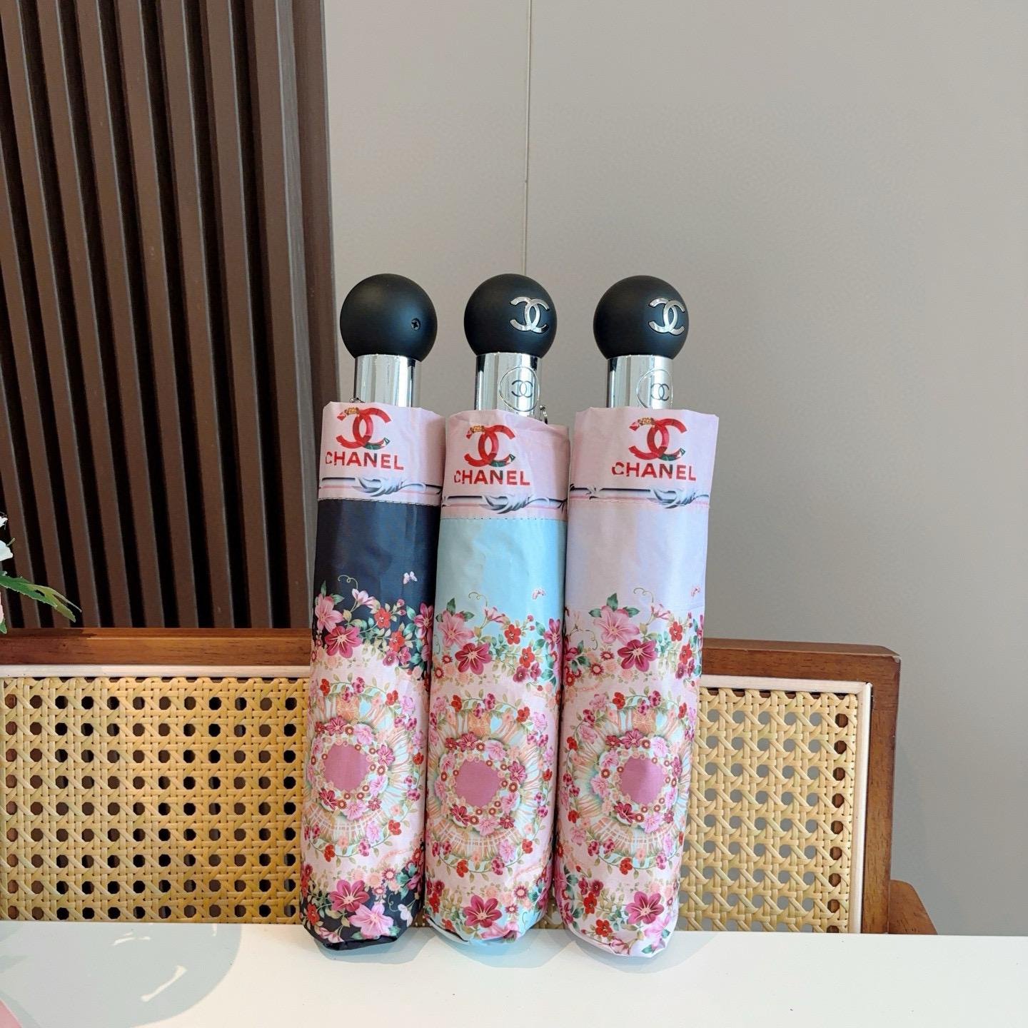 CHANEL（香奈儿）三折手开折叠晴雨伞 做工精细 气质 时尚 炒鸡好看！防紫外线 人手必备 ！