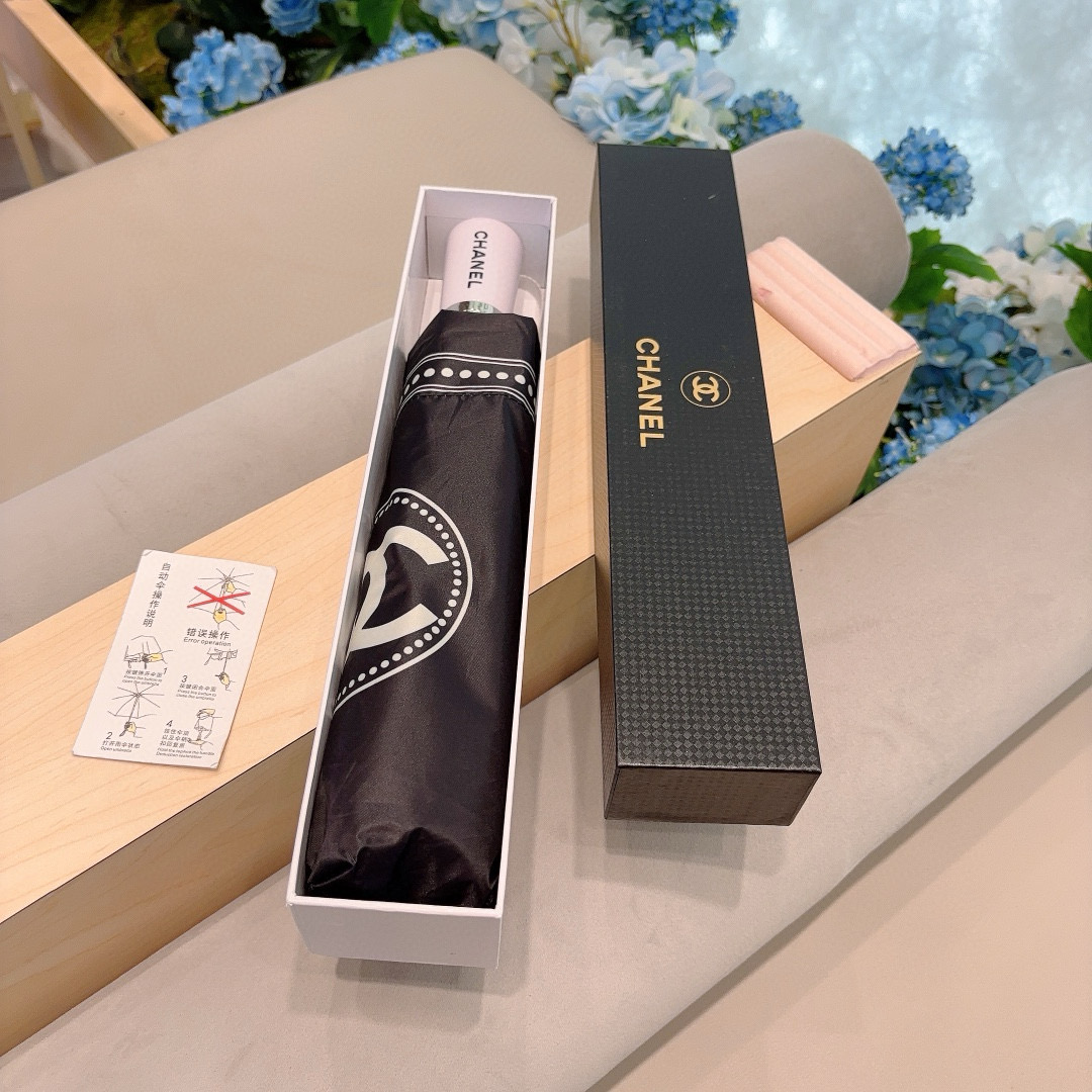  CHANEL（香奈儿）三折自动折叠晴雨伞 集合香奈儿灵魂LOGO为一体的设计风格高雅奢华 带在身上带来