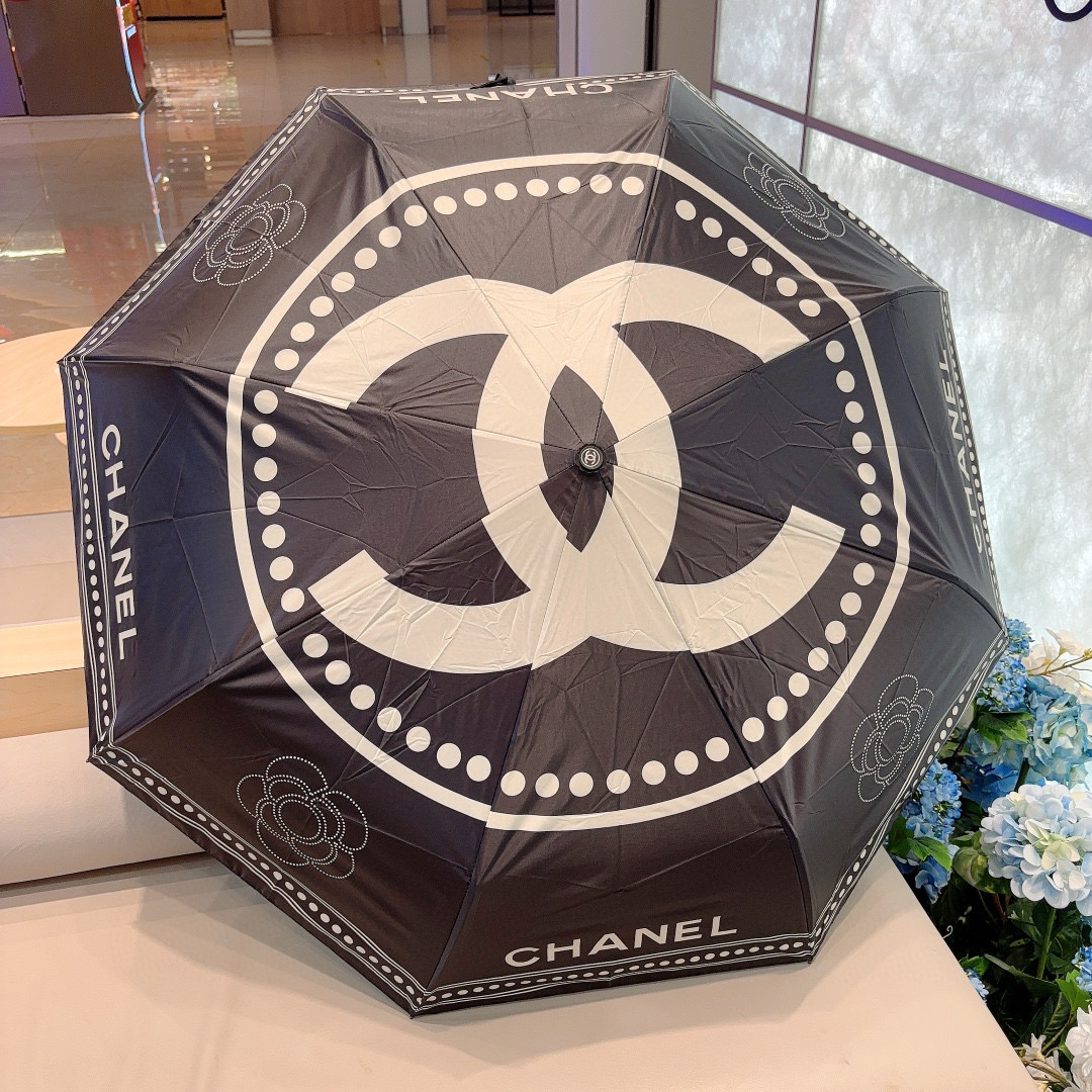  CHANEL（香奈儿）三折自动折叠晴雨伞 集合香奈儿灵魂LOGO为一体的设计风格高雅奢华 带在身上带来