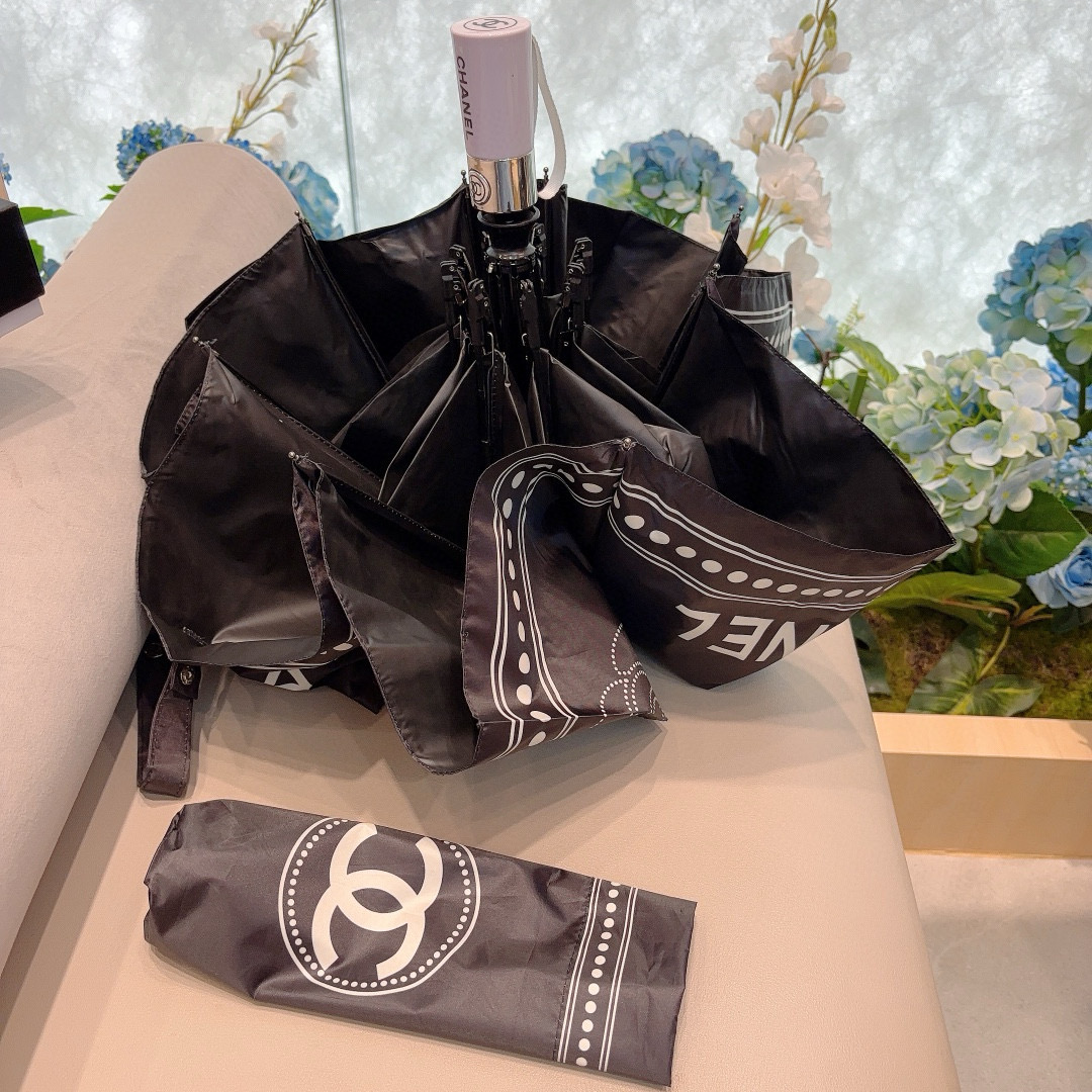  CHANEL（香奈儿）三折自动折叠晴雨伞 集合香奈儿灵魂LOGO为一体的设计风格高雅奢华 带在身上带来