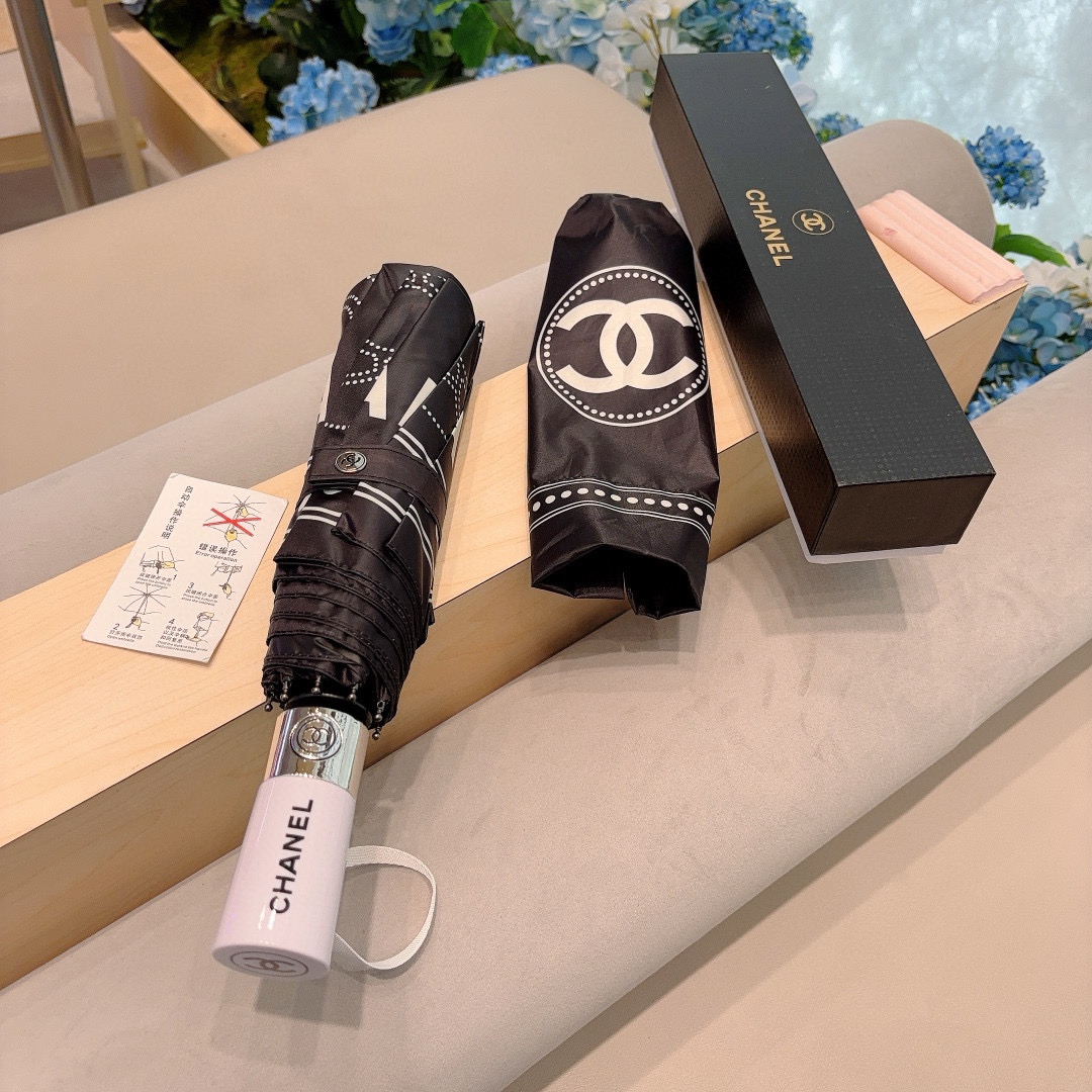  CHANEL（香奈儿）三折自动折叠晴雨伞 集合香奈儿灵魂LOGO为一体的设计风格高雅奢华 带在身上带来