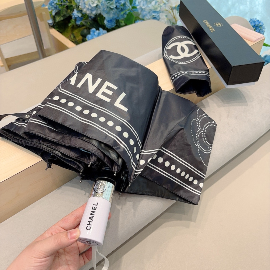  CHANEL（香奈儿）三折自动折叠晴雨伞 集合香奈儿灵魂LOGO为一体的设计风格高雅奢华 带在身上带来