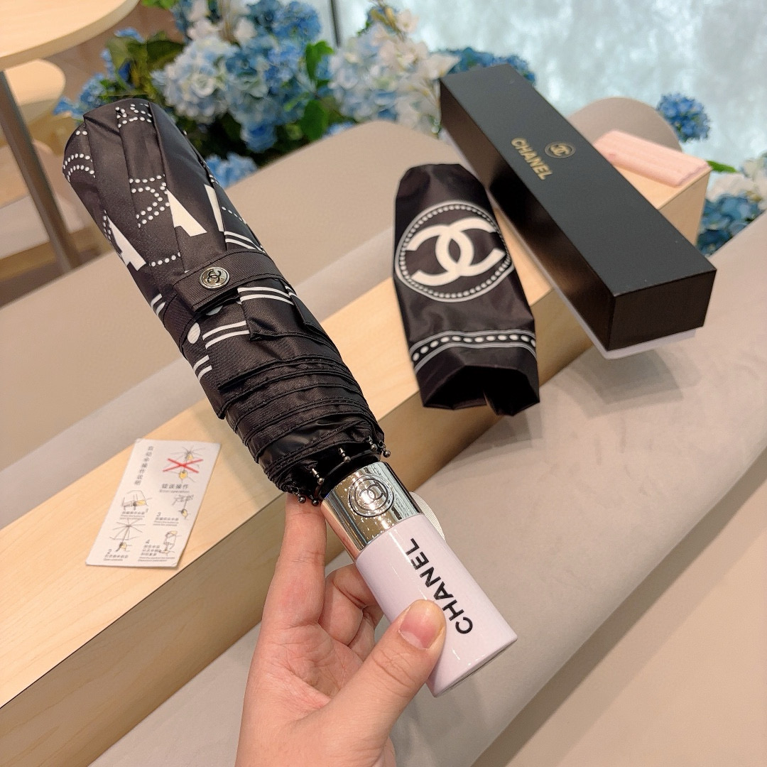  CHANEL（香奈儿）三折自动折叠晴雨伞 集合香奈儿灵魂LOGO为一体的设计风格高雅奢华 带在身上带来