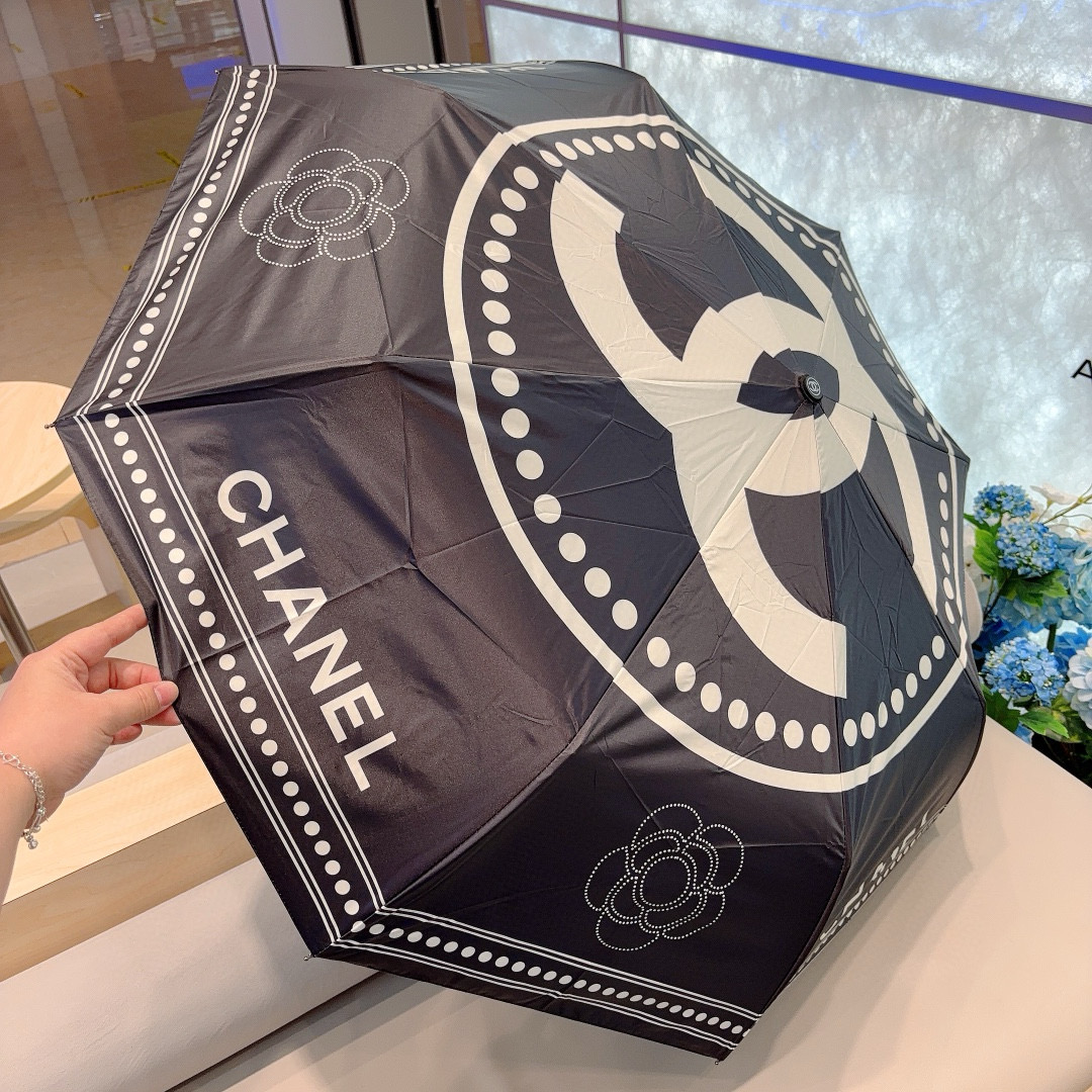  CHANEL（香奈儿）三折自动折叠晴雨伞 集合香奈儿灵魂LOGO为一体的设计风格高雅奢华 带在身上带来