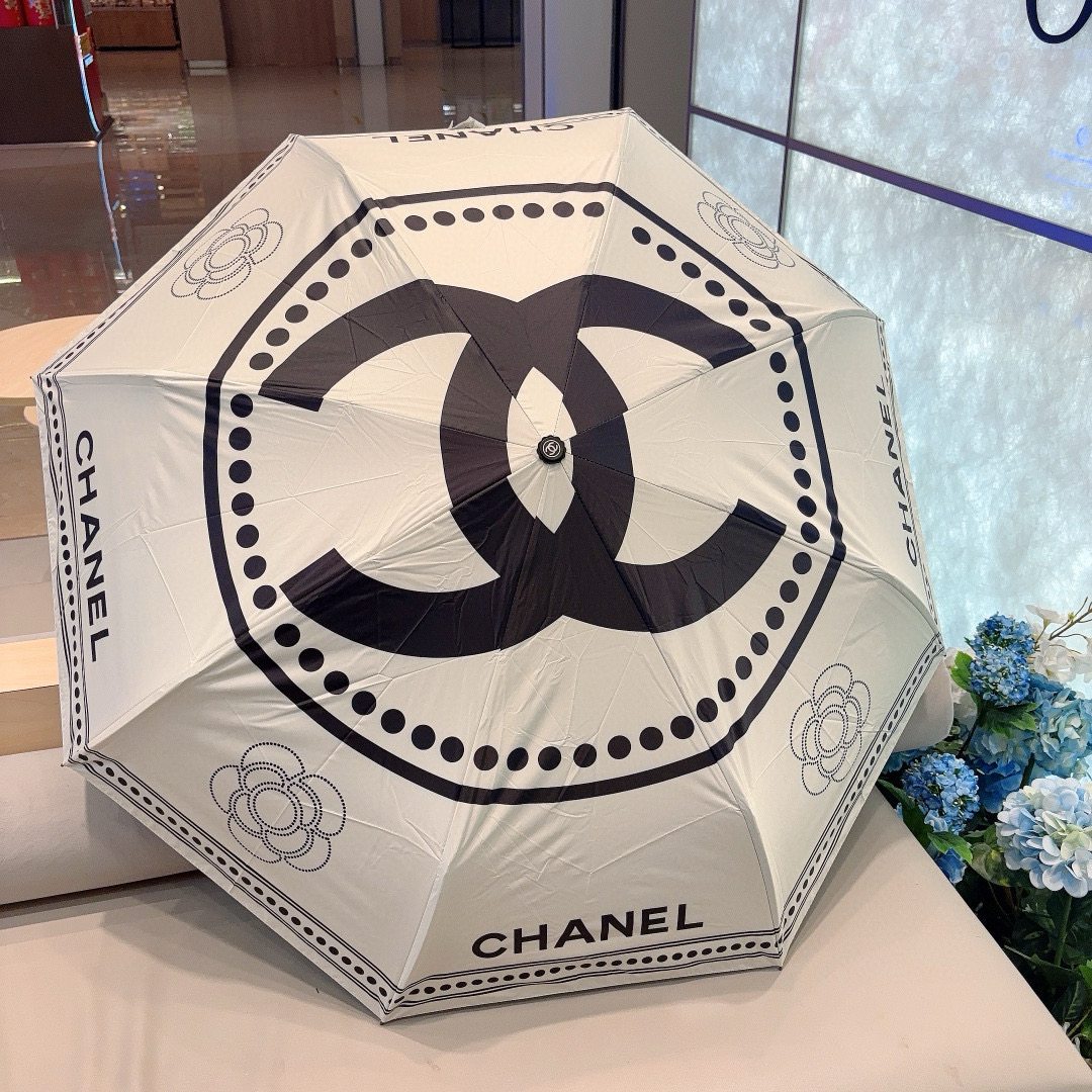  CHANEL（香奈儿）三折自动折叠晴雨伞 集合香奈儿灵魂LOGO为一体的设计风格高雅奢华 带在身上带来