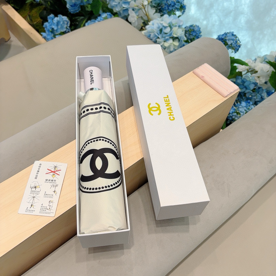 CHANEL（香奈儿）三折自动折叠晴雨伞 集合香奈儿灵魂LOGO为一体的设计风格高雅奢华 带在身上带来