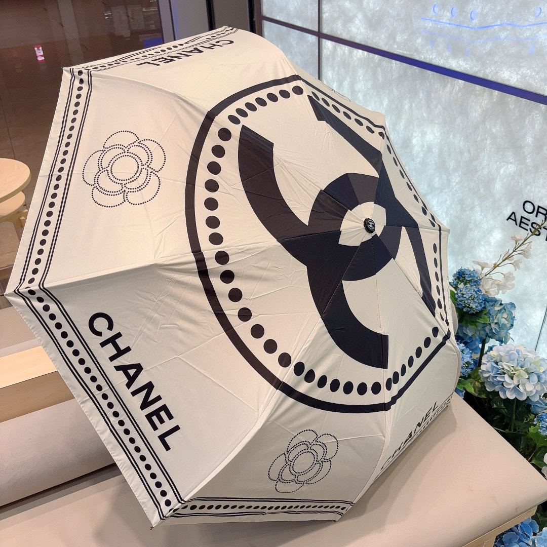  CHANEL（香奈儿）三折自动折叠晴雨伞 集合香奈儿灵魂LOGO为一体的设计风格高雅奢华 带在身上带来