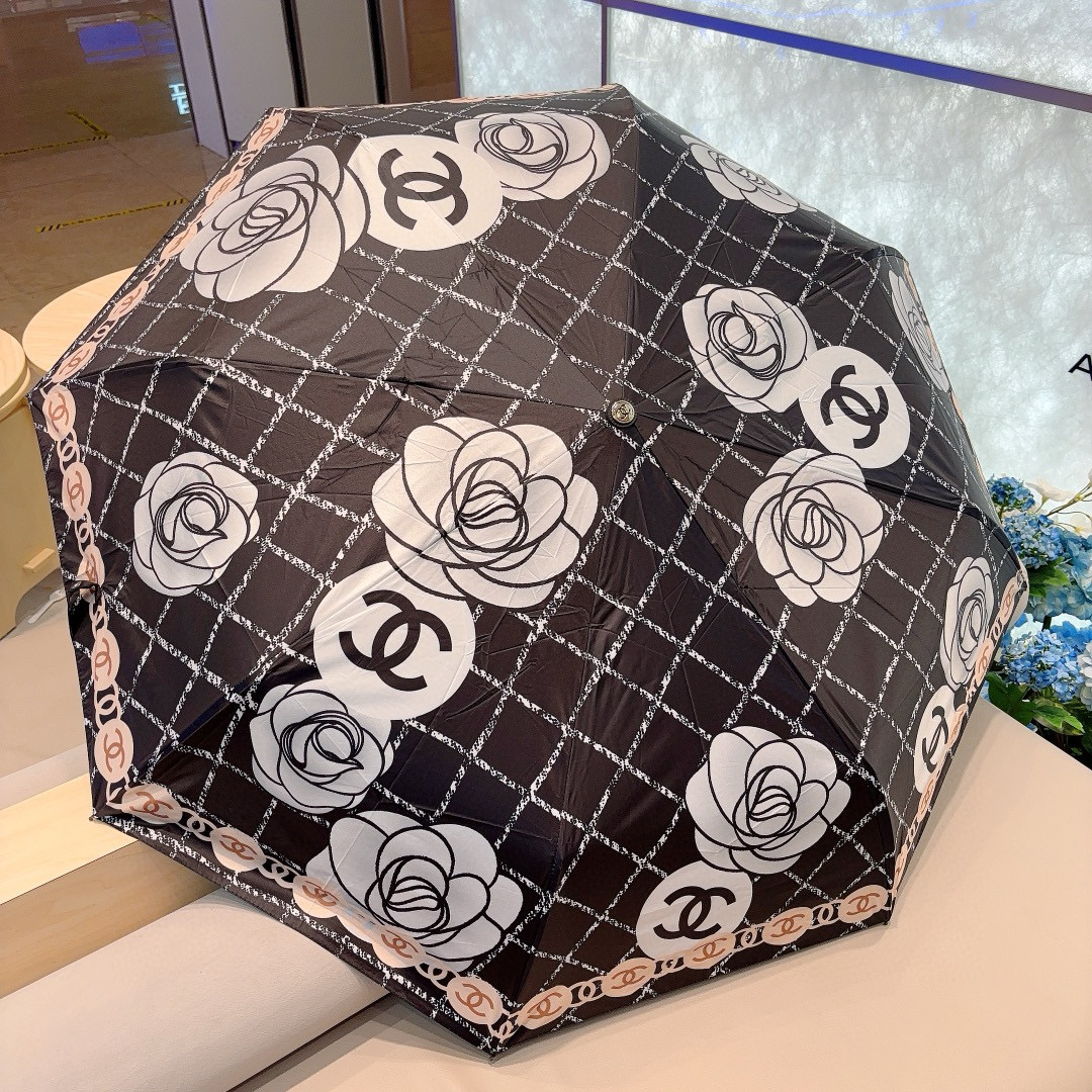  CHANEL（香奈儿）三折自动折叠晴雨伞 集合香奈儿灵魂LOGO为一体的设计风格高雅奢华 带在身上带来