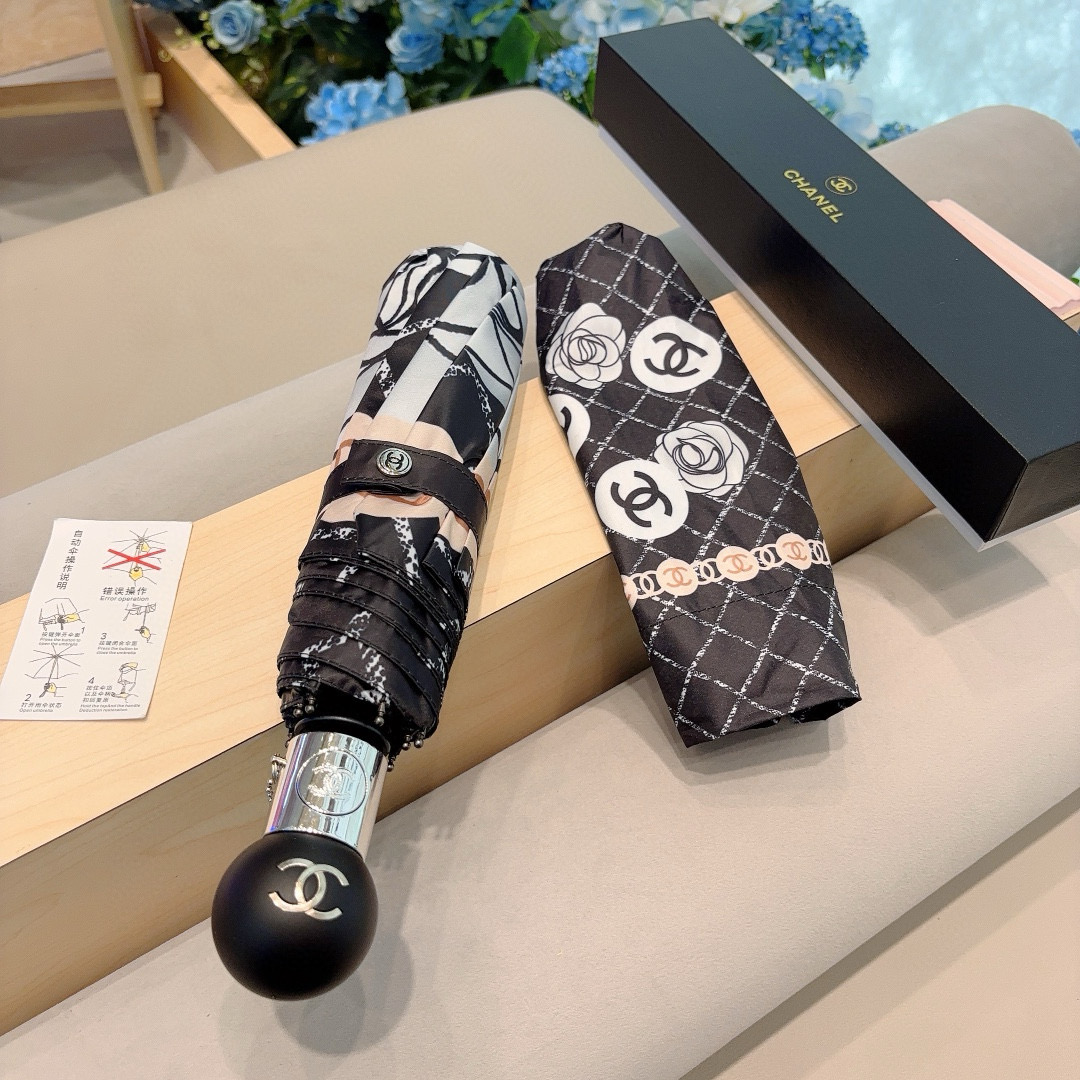  CHANEL（香奈儿）三折自动折叠晴雨伞 集合香奈儿灵魂LOGO为一体的设计风格高雅奢华 带在身上带来