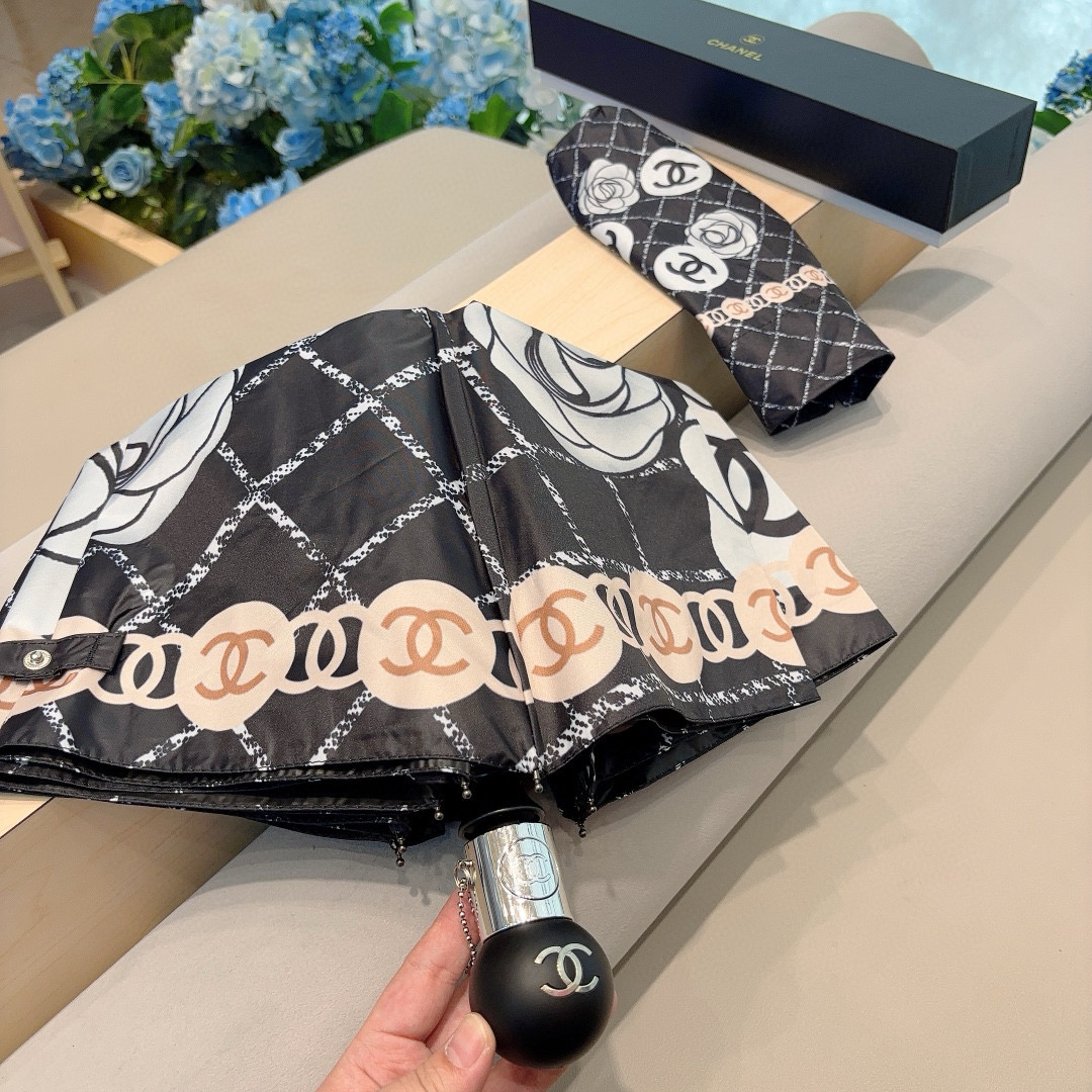  CHANEL（香奈儿）三折自动折叠晴雨伞 集合香奈儿灵魂LOGO为一体的设计风格高雅奢华 带在身上带来