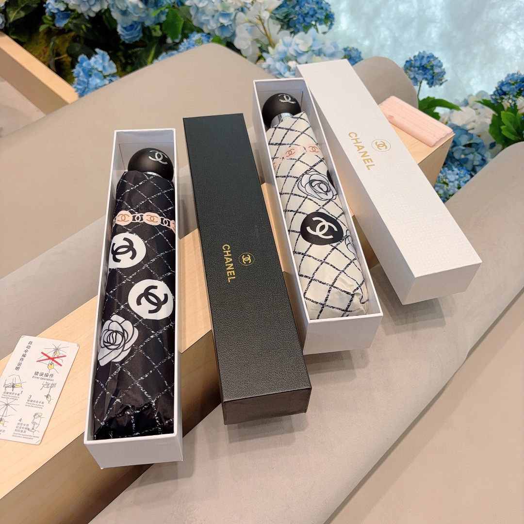  CHANEL（香奈儿）三折自动折叠晴雨伞 集合香奈儿灵魂LOGO为一体的设计风格高雅奢华 带在身上带来