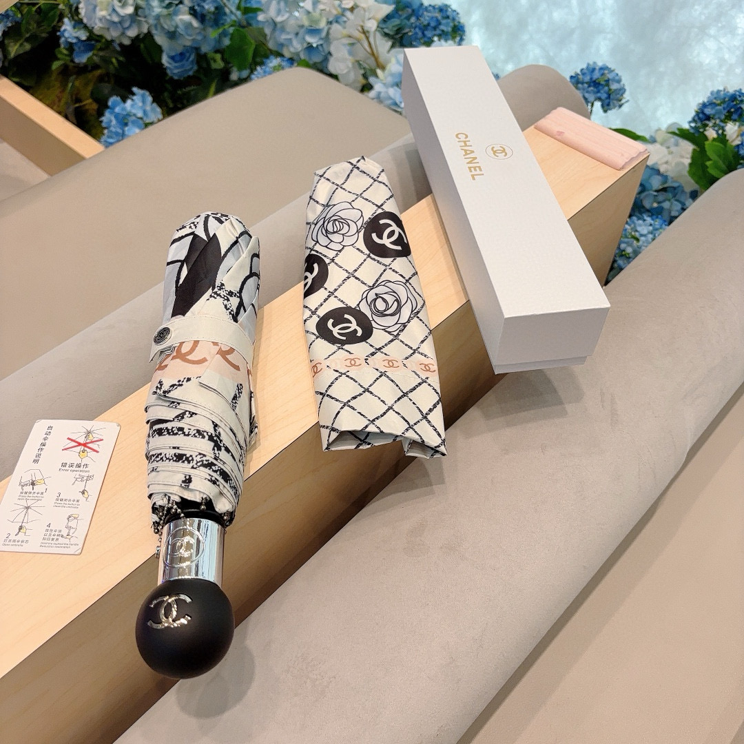  CHANEL（香奈儿）三折自动折叠晴雨伞 集合香奈儿灵魂LOGO为一体的设计风格高雅奢华 带在身上带来