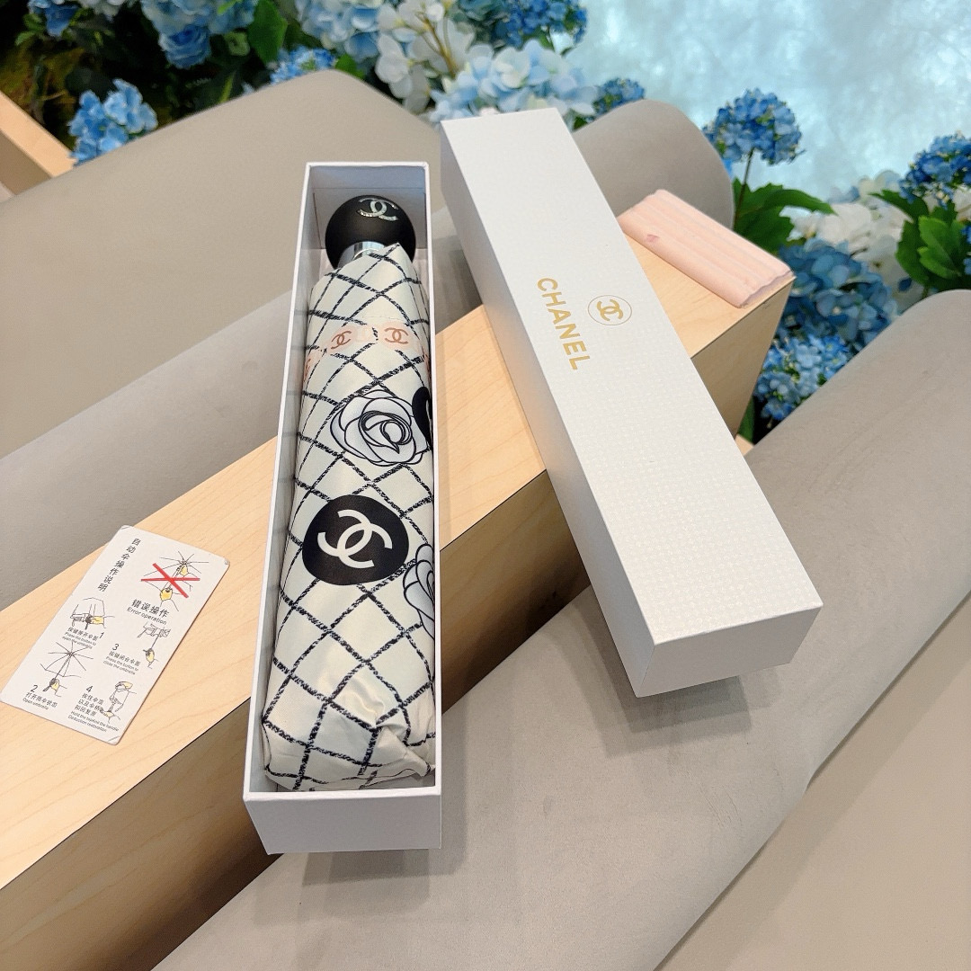  CHANEL（香奈儿）三折自动折叠晴雨伞 集合香奈儿灵魂LOGO为一体的设计风格高雅奢华 带在身上带来