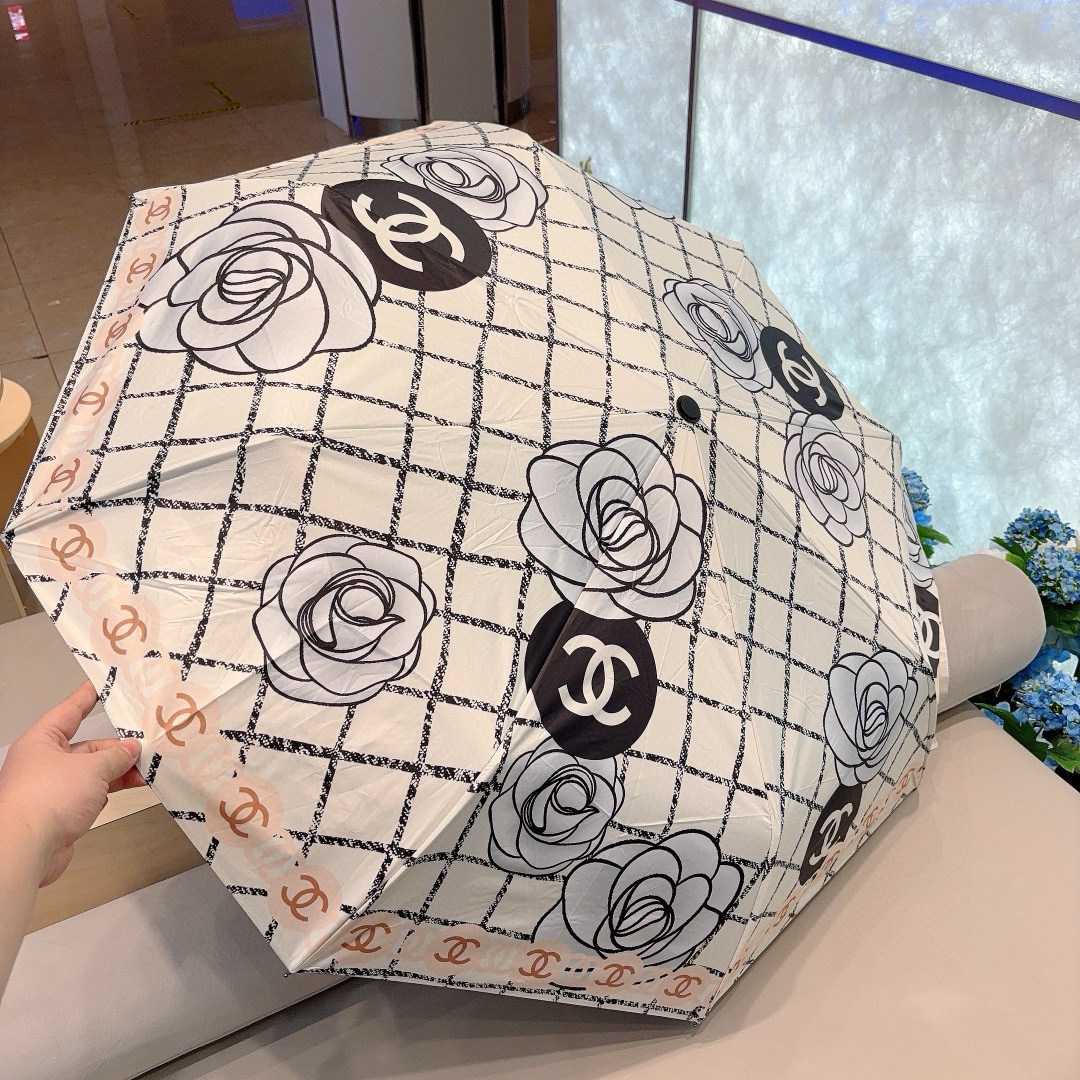  CHANEL（香奈儿）三折自动折叠晴雨伞 集合香奈儿灵魂LOGO为一体的设计风格高雅奢华 带在身上带来
