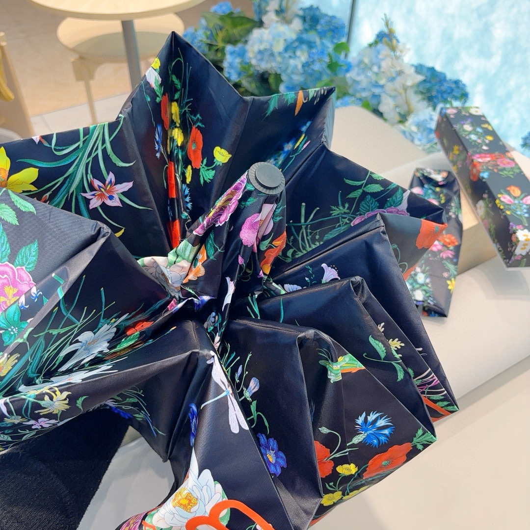  巴黎世家（Balenciaga） 新款三折自动折叠晴雨伞 火爆来袭 夏日里的小清新 高效阻隔紫外线涂层
