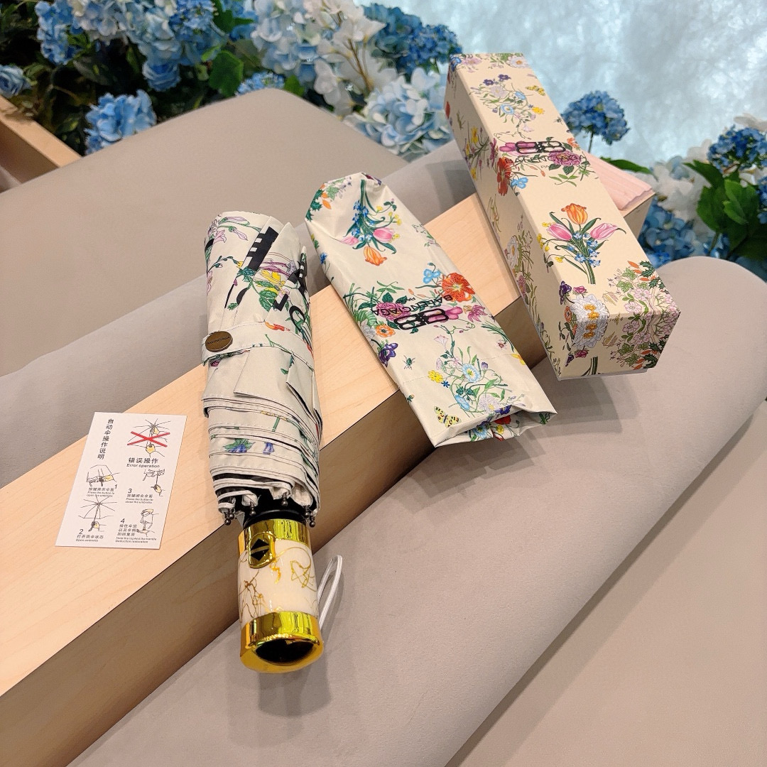  巴黎世家（Balenciaga） 新款三折自动折叠晴雨伞 火爆来袭 夏日里的小清新 高效阻隔紫外线涂层
