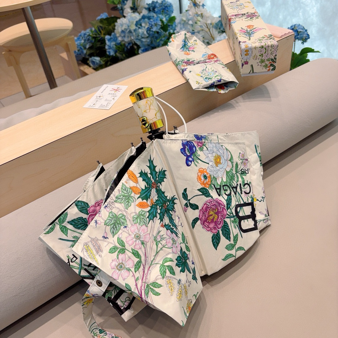  巴黎世家（Balenciaga） 新款三折自动折叠晴雨伞 火爆来袭 夏日里的小清新 高效阻隔紫外线涂层