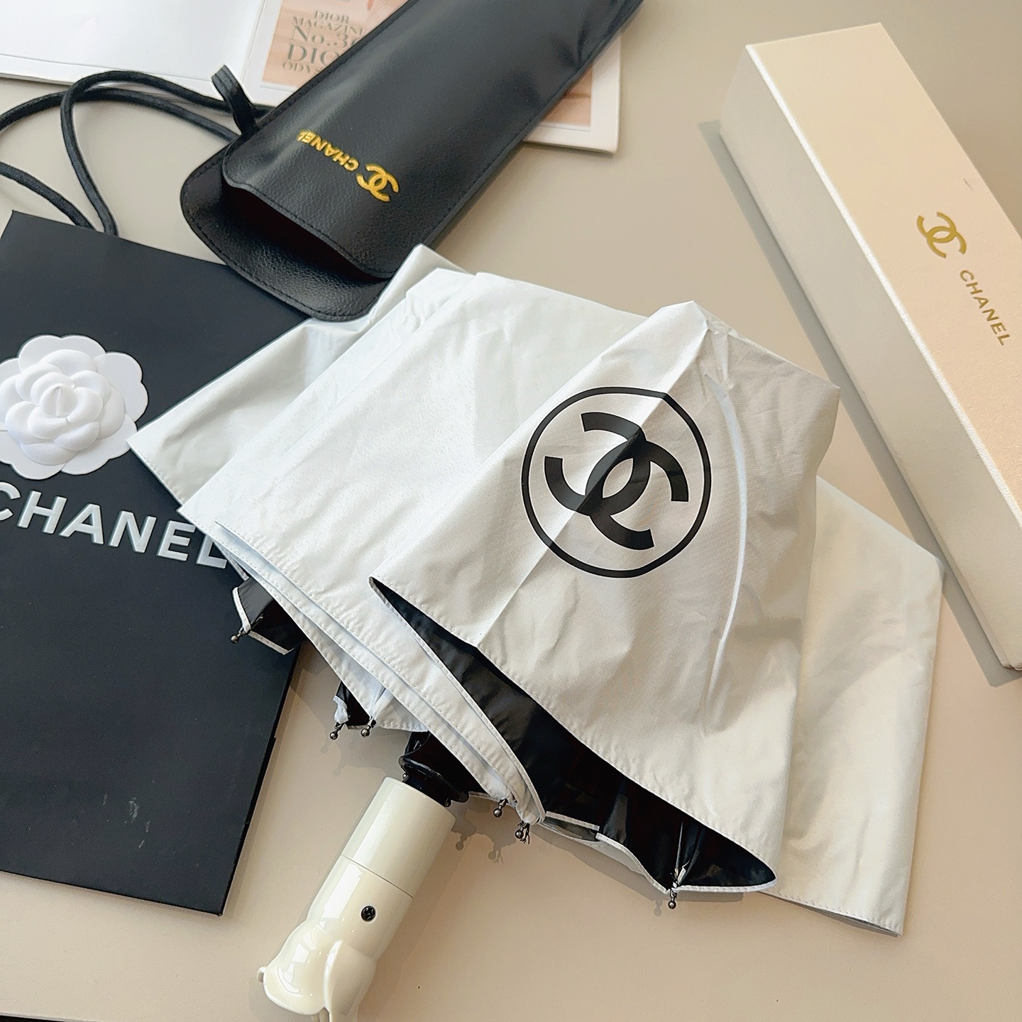  CHANEL（香奈儿）三折自动折叠晴雨伞 集合香奈儿灵魂LOGO为一体的设计风格高雅奢华 带在身上带来