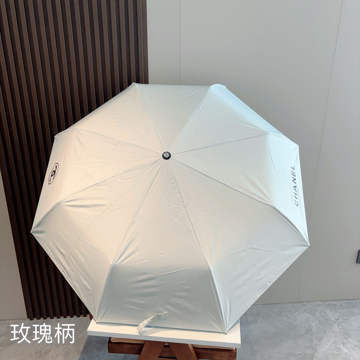  CHANEL（香奈儿）三折自动折叠晴雨伞 集合香奈儿灵魂LOGO为一体的设计风格高雅奢华 带在身上带来