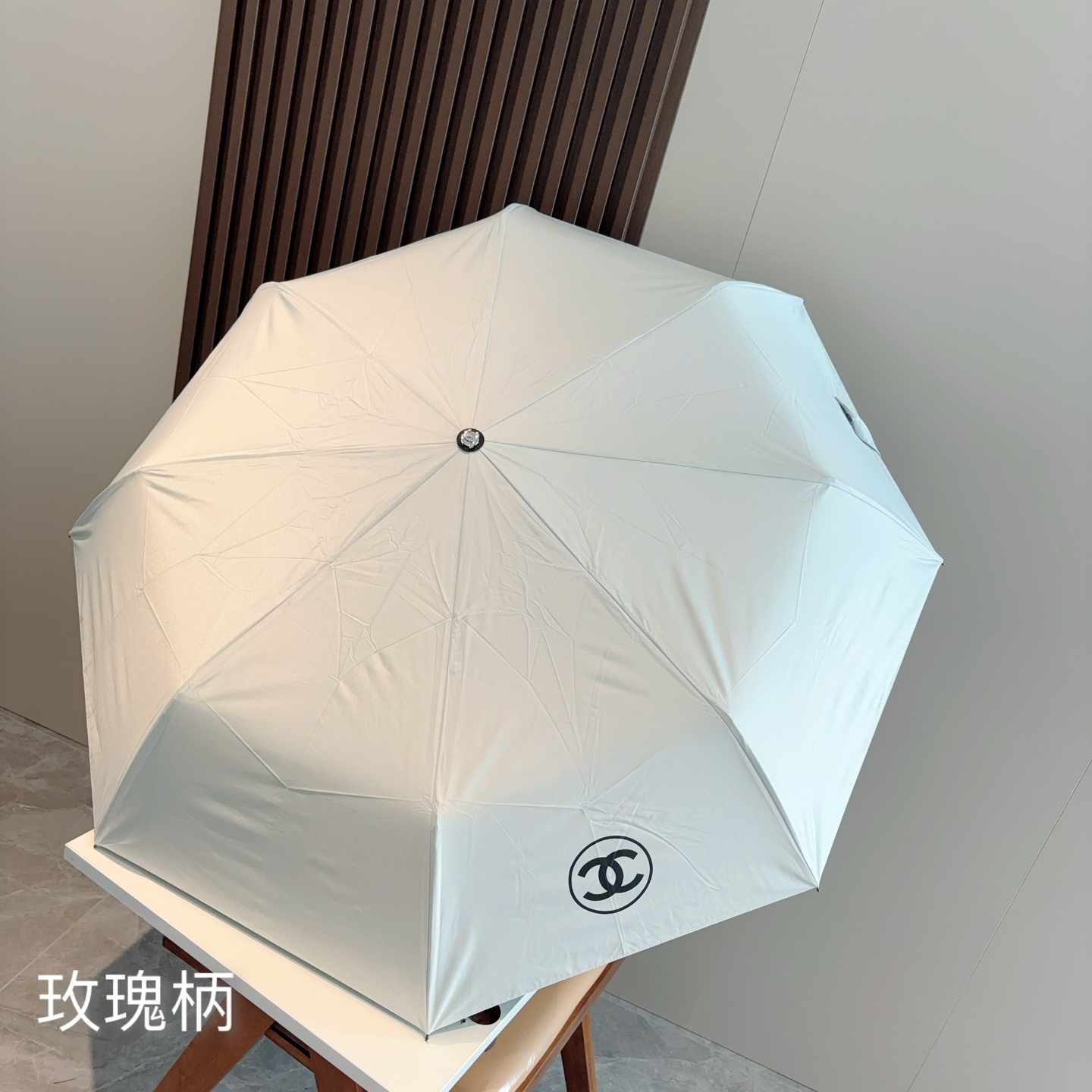 CHANEL（香奈儿）三折自动折叠晴雨伞 集合香奈儿灵魂LOGO为一体的设计风格高雅奢华 带在身上带来