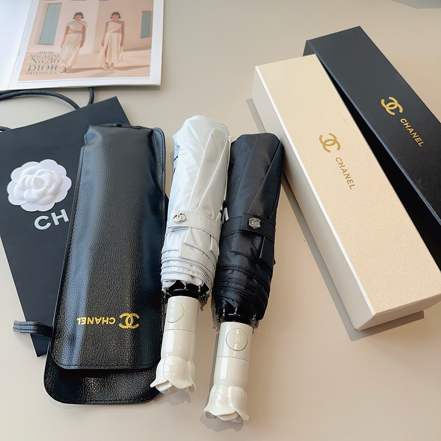  CHANEL（香奈儿）三折自动折叠晴雨伞 集合香奈儿灵魂LOGO为一体的设计风格高雅奢华 带在身上带来