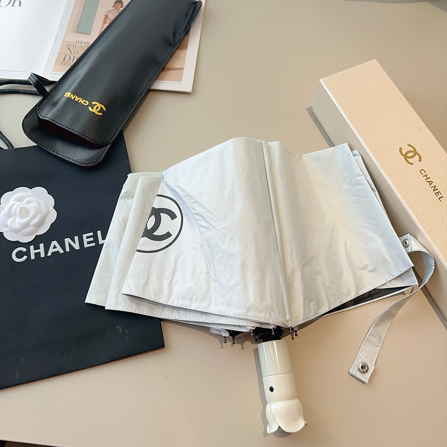  CHANEL（香奈儿）三折自动折叠晴雨伞 集合香奈儿灵魂LOGO为一体的设计风格高雅奢华 带在身上带来