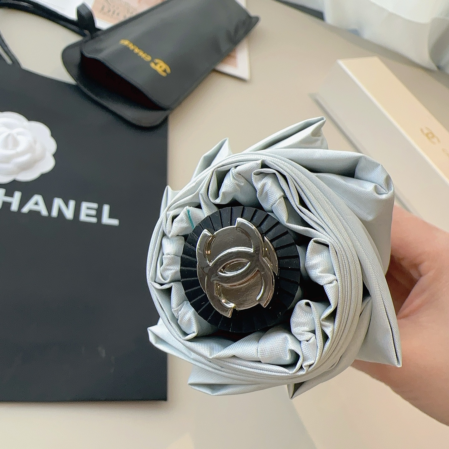  CHANEL（香奈儿）三折自动折叠晴雨伞 集合香奈儿灵魂LOGO为一体的设计风格高雅奢华 带在身上带来