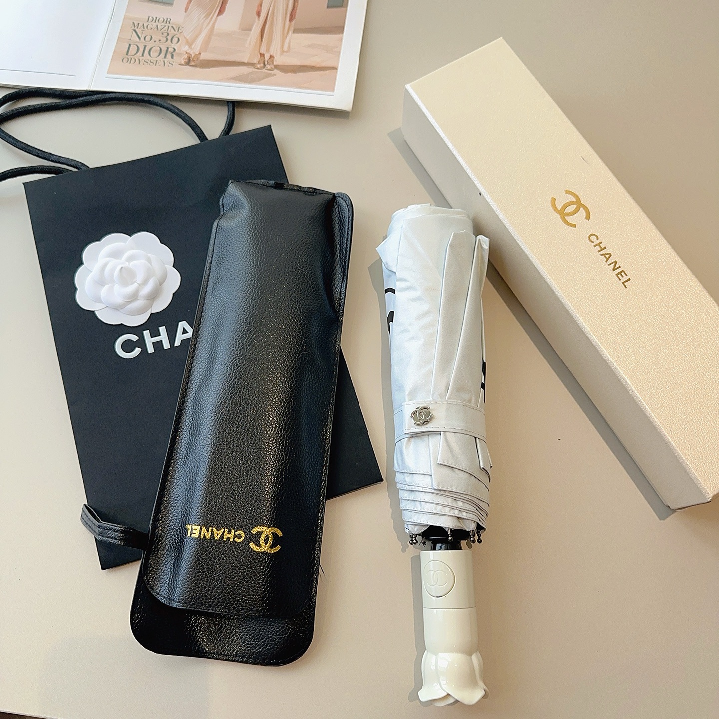  CHANEL（香奈儿）三折自动折叠晴雨伞 集合香奈儿灵魂LOGO为一体的设计风格高雅奢华 带在身上带来
