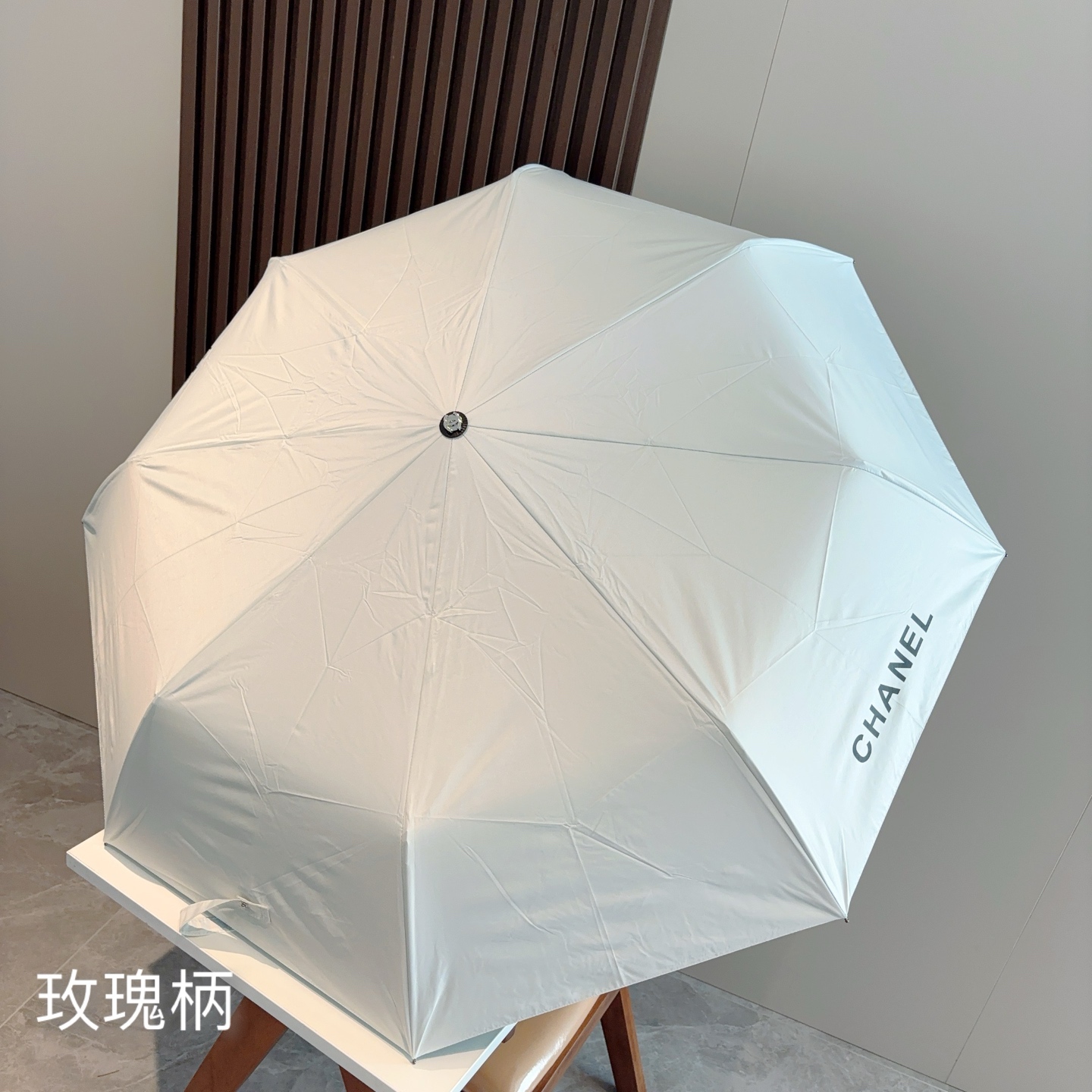  CHANEL（香奈儿）三折自动折叠晴雨伞 集合香奈儿灵魂LOGO为一体的设计风格高雅奢华 带在身上带来