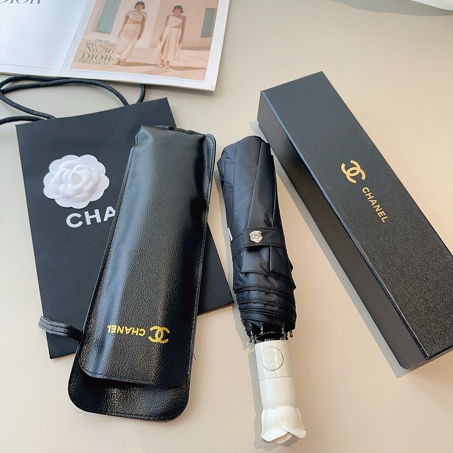  CHANEL（香奈儿）三折自动折叠晴雨伞 集合香奈儿灵魂LOGO为一体的设计风格高雅奢华 带在身上带来