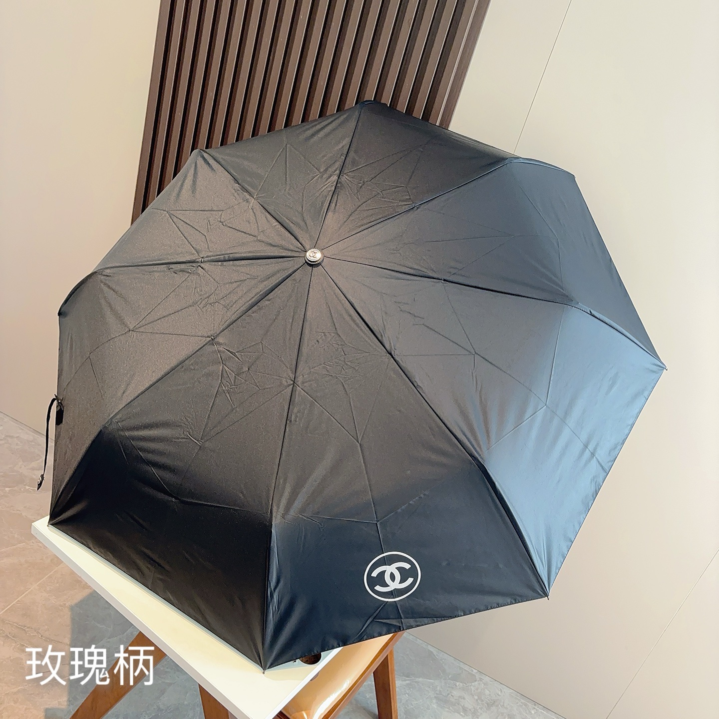  CHANEL（香奈儿）三折自动折叠晴雨伞 集合香奈儿灵魂LOGO为一体的设计风格高雅奢华 带在身上带来