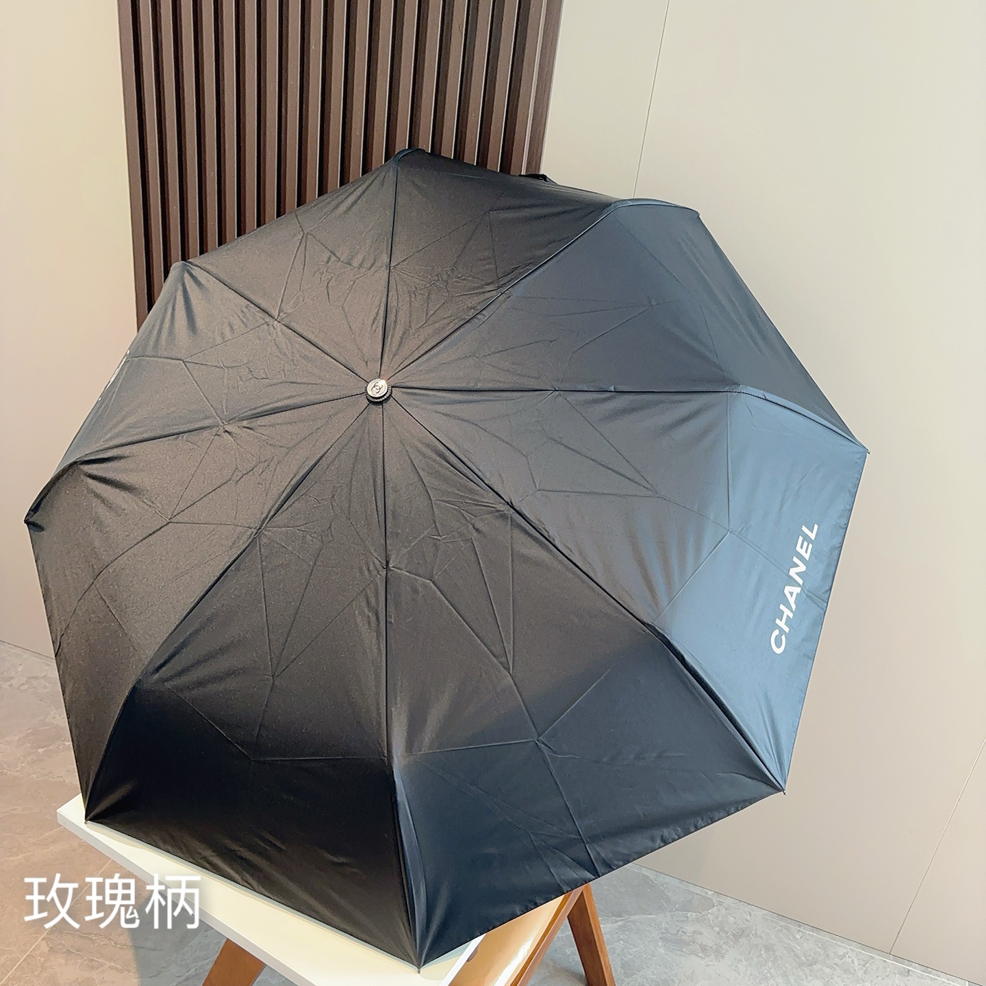 CHANEL（香奈儿）三折自动折叠晴雨伞 集合香奈儿灵魂LOGO为一体的设计风格高雅奢华 带在身上带来