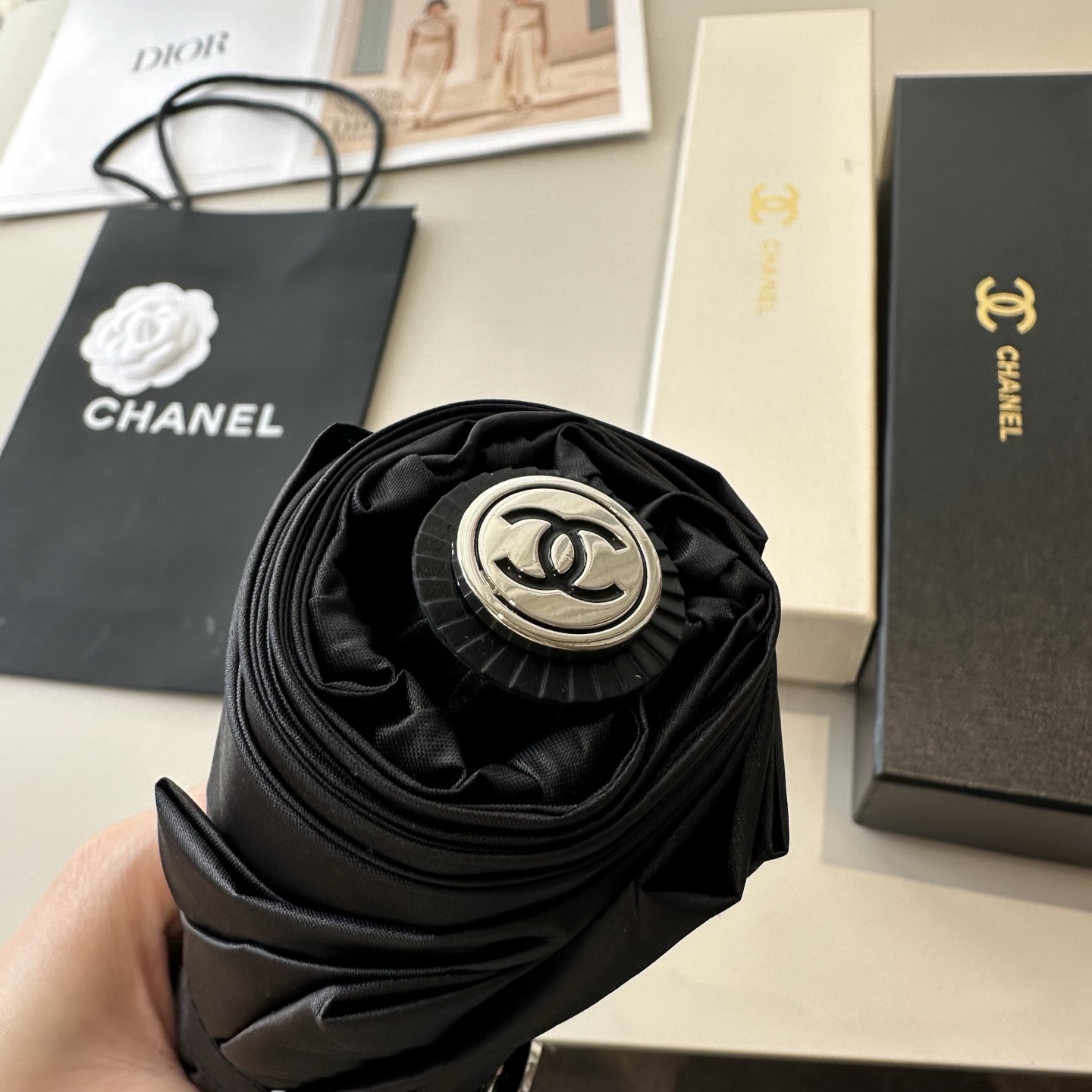  CHANEL（香奈儿）三折自动折叠晴雨伞 集合香奈儿灵魂LOGO为一体的设计风格高雅奢华 带在身上带来
