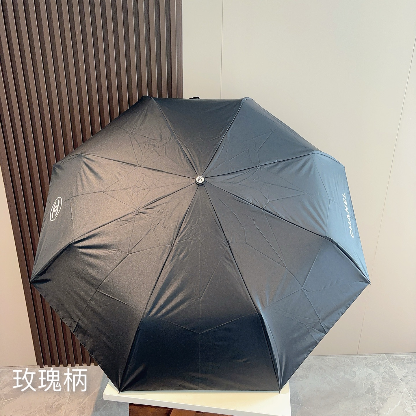  CHANEL（香奈儿）三折自动折叠晴雨伞 集合香奈儿灵魂LOGO为一体的设计风格高雅奢华 带在身上带来