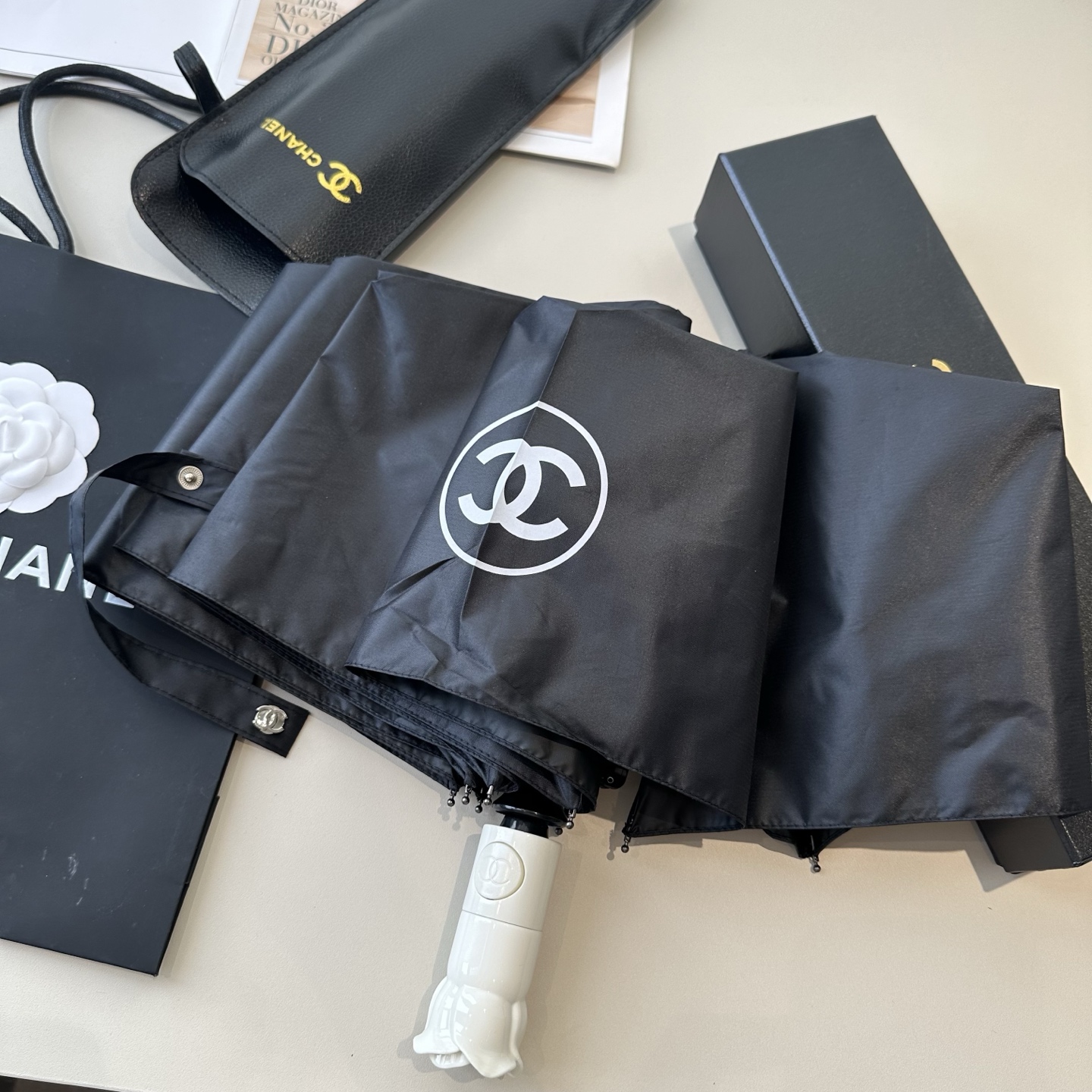  CHANEL（香奈儿）三折自动折叠晴雨伞 集合香奈儿灵魂LOGO为一体的设计风格高雅奢华 带在身上带来