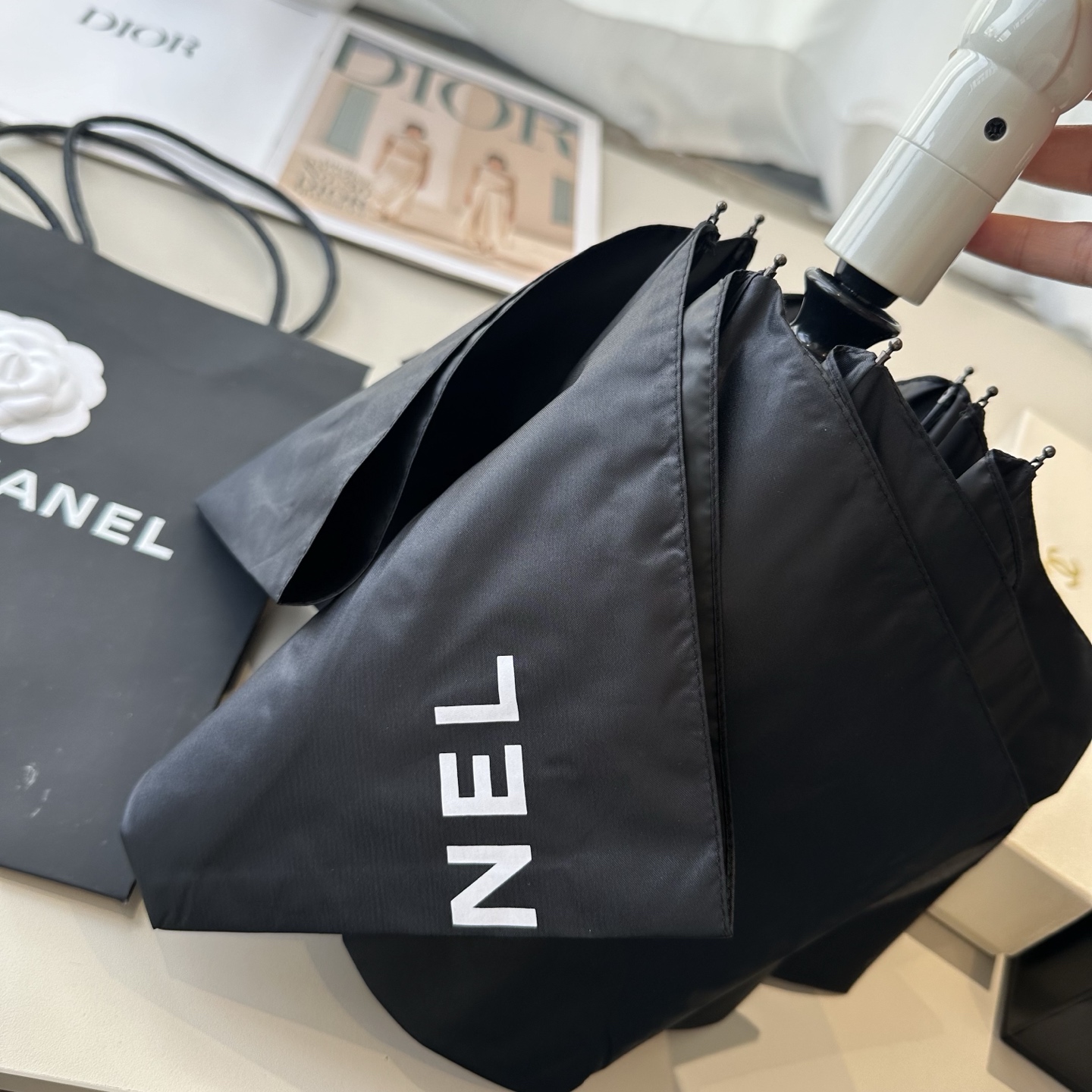  CHANEL（香奈儿）三折自动折叠晴雨伞 集合香奈儿灵魂LOGO为一体的设计风格高雅奢华 带在身上带来