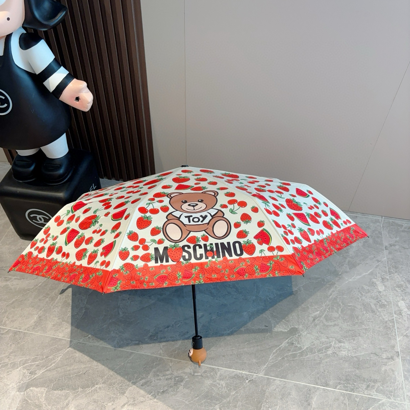   Moschino（莫斯奇诺）熊头柄 三折自动伞设计师Franco Moschino以自己的名字命名的