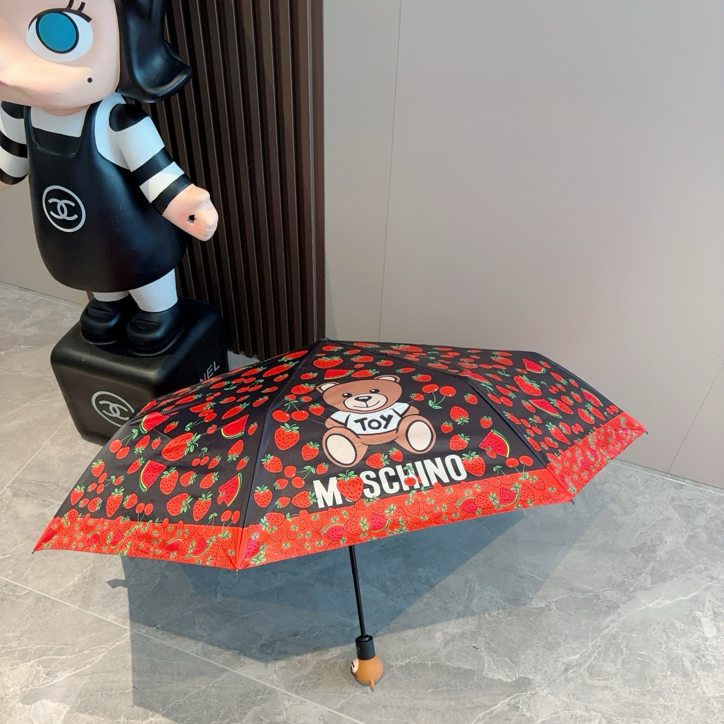   Moschino（莫斯奇诺）熊头柄 三折自动伞设计师Franco Moschino以自己的名字命名的